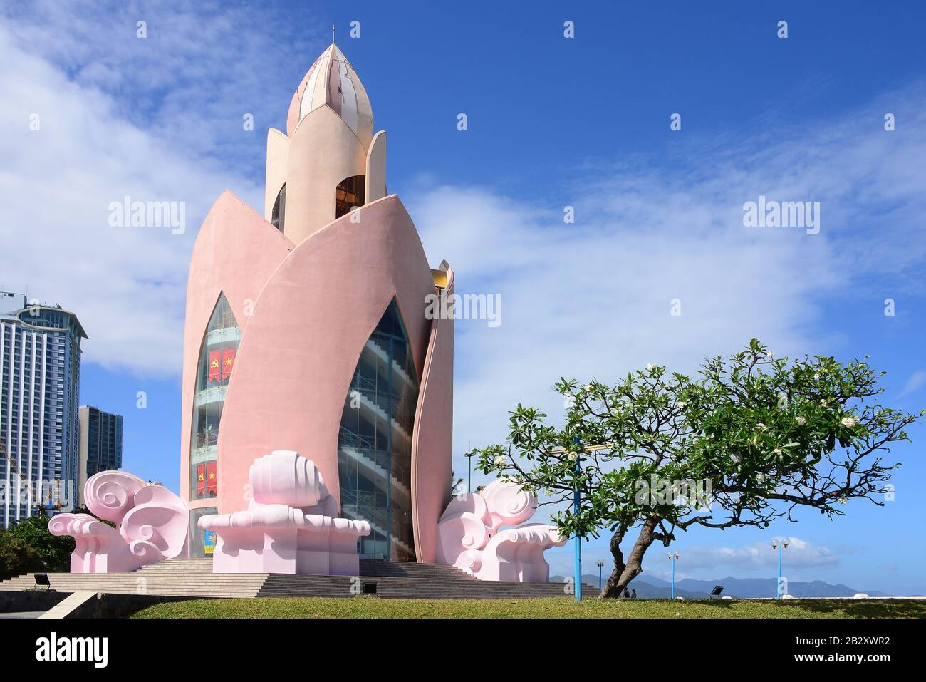 Nha TRANG, VIETNAM – 29 FEBBRAIO 2020 : Tram Huong Tower, che si trova nel centro della città, è considerato il simbolo della città di Nha Trang Foto Stock