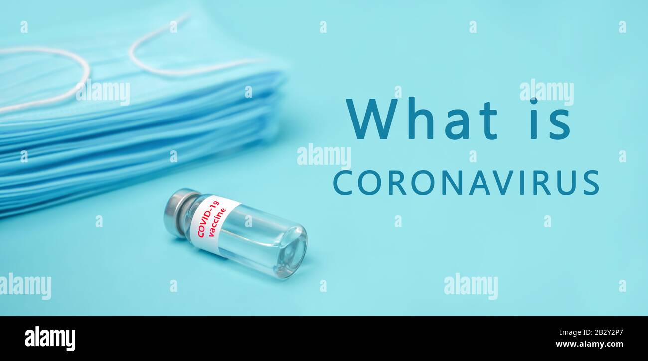 COVID-19. Coronavirus sfondo. Vaccino da COVID-19. Maschera facciale monouso per uso medico blu con stampa covid-19. Virus pericoloso, batteri. Epidemia in tutto il mondo Foto Stock