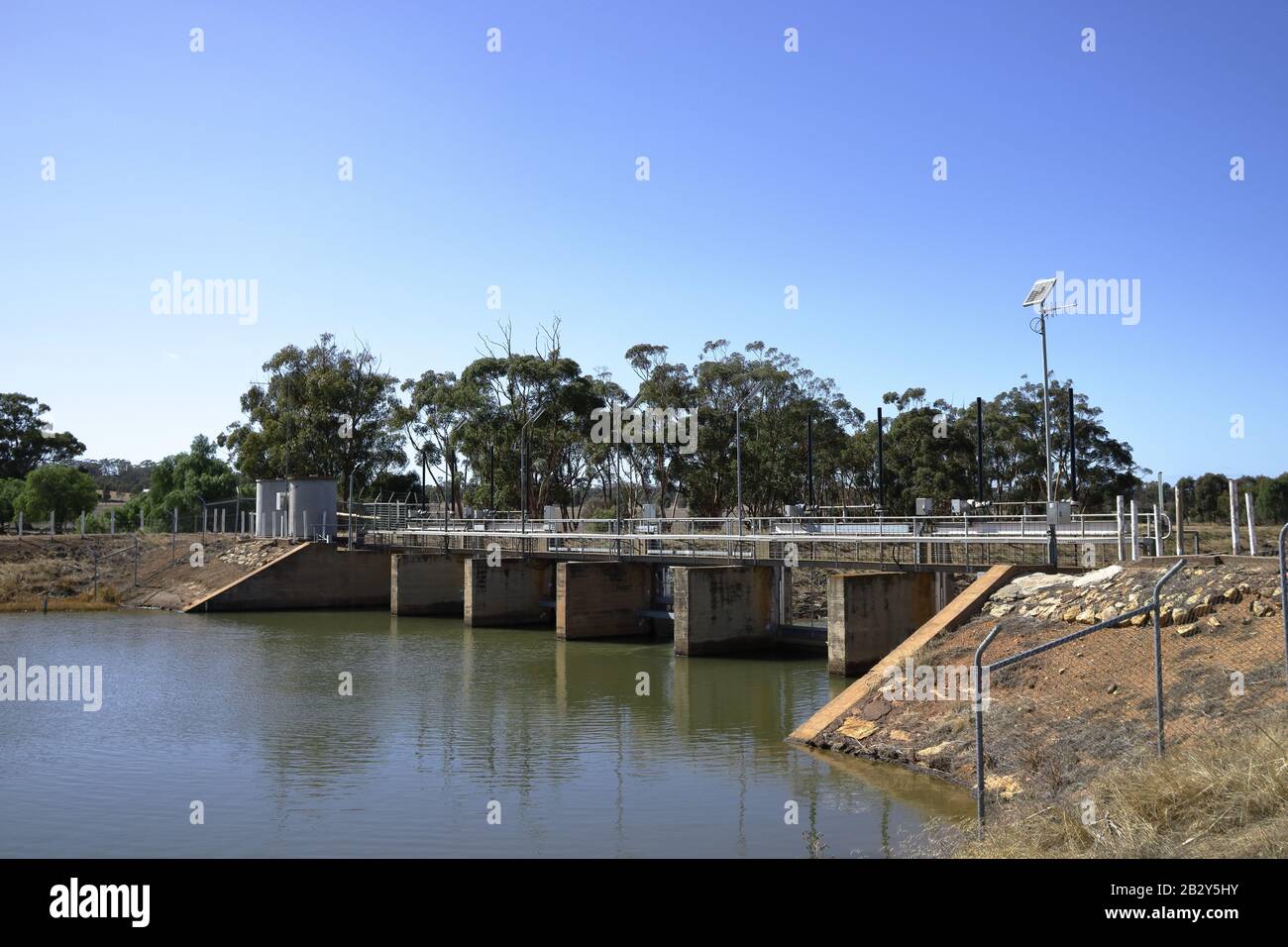 La struttura di entrata del cancello del fiume, l'acqua dal canale di Stuart Murray che fluisce nel bacino di Waranga. Infrastruttura idrica di Goulburn Murray. Foto Stock