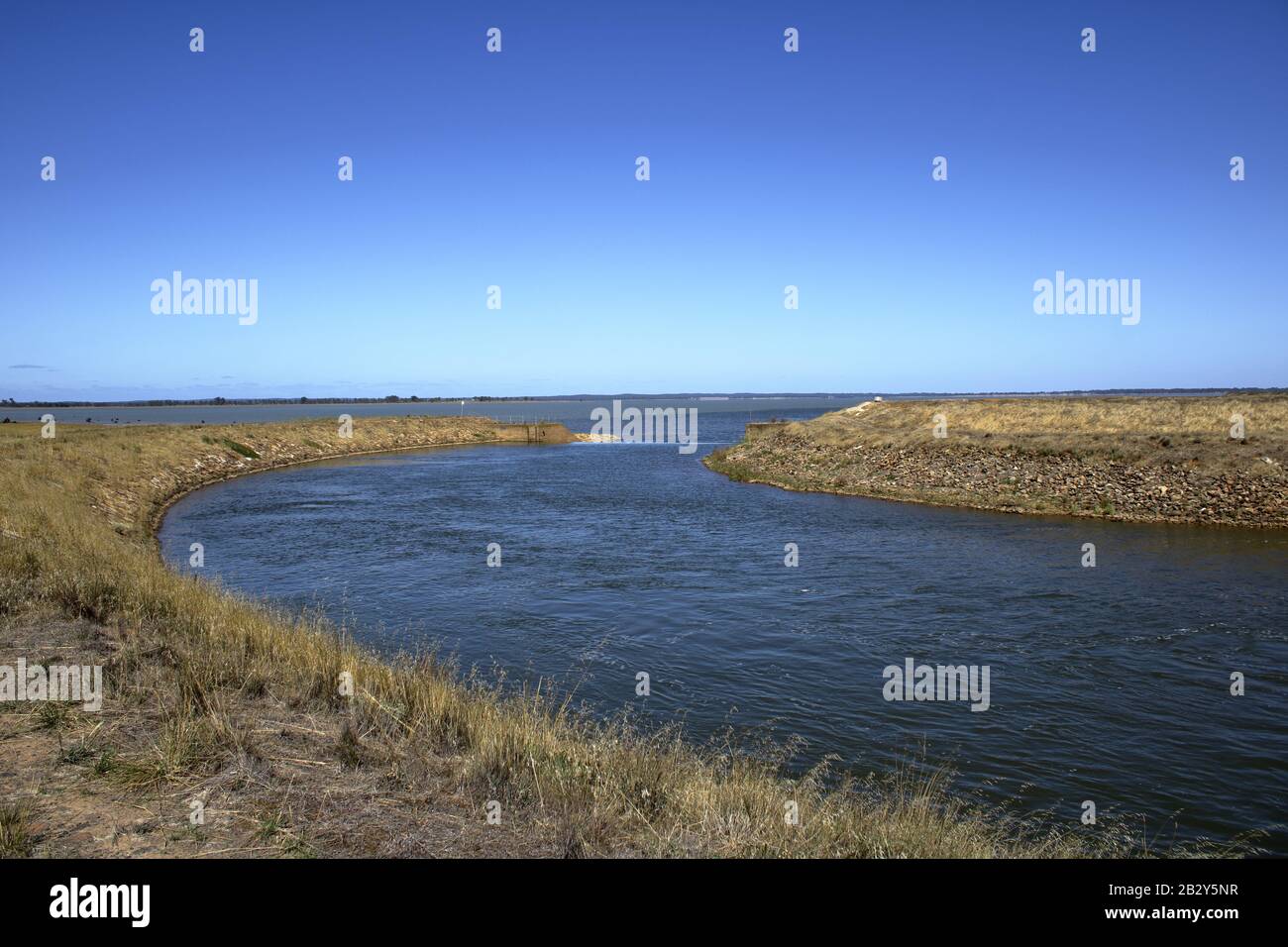 Acqua di scarico dal canale Stuart Murray che scorre nel bacino di Waranga. Infrastruttura idrica di Goulburn Murray. Foto Stock