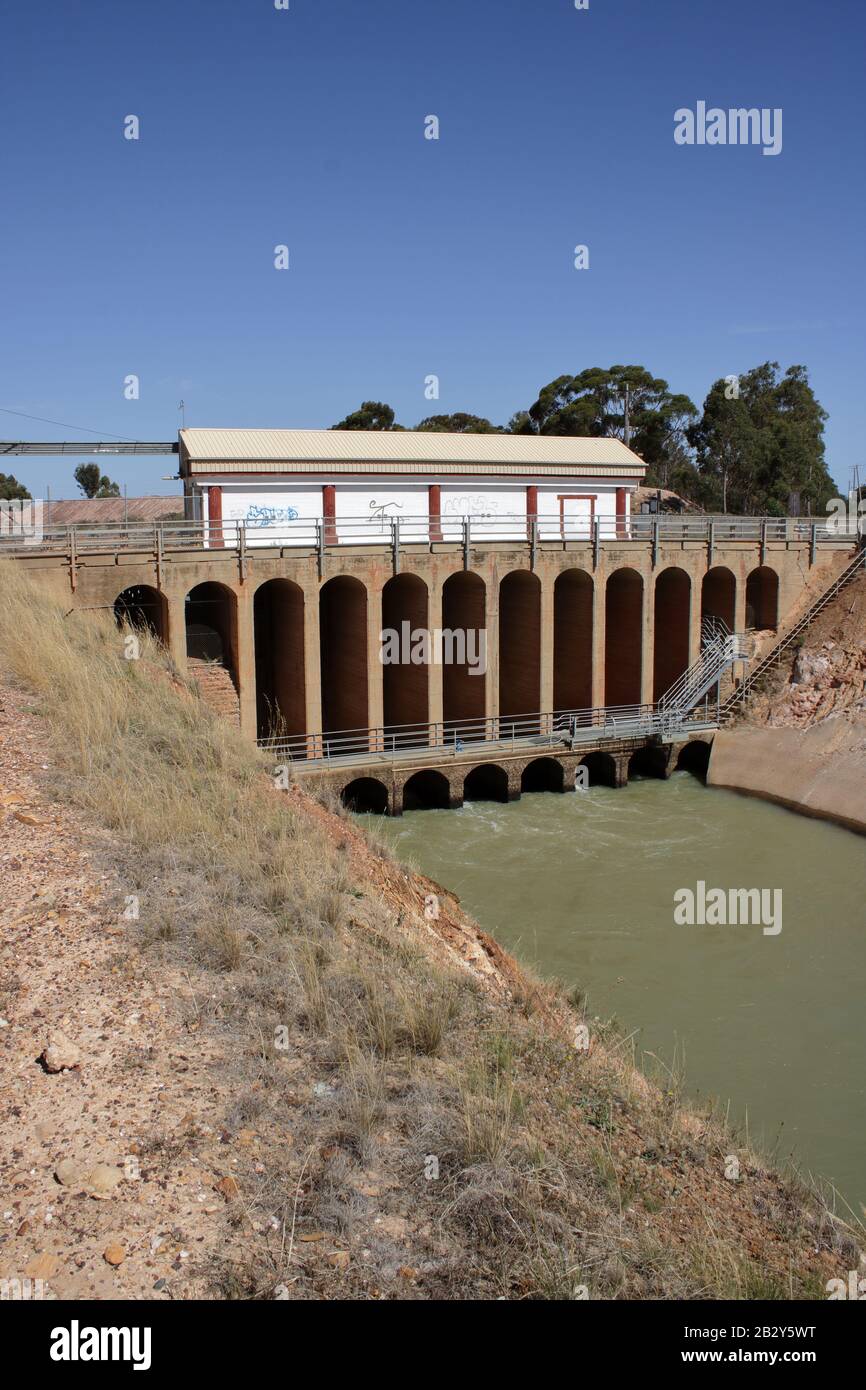 Waranga Major Off-Take struttura, Goulburn Murray infrastrutture idriche, deviare l'acqua per l'irrigazione a circa 300 km di distanza. Foto Stock