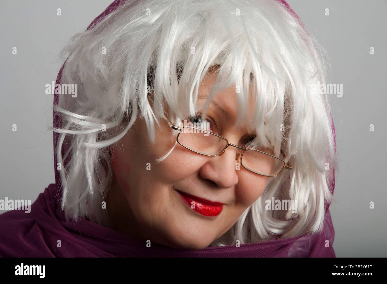 BPD2B5 GIOVANE DONNA SORRIDENTE E INFALLIBILE INTORNO Foto Stock