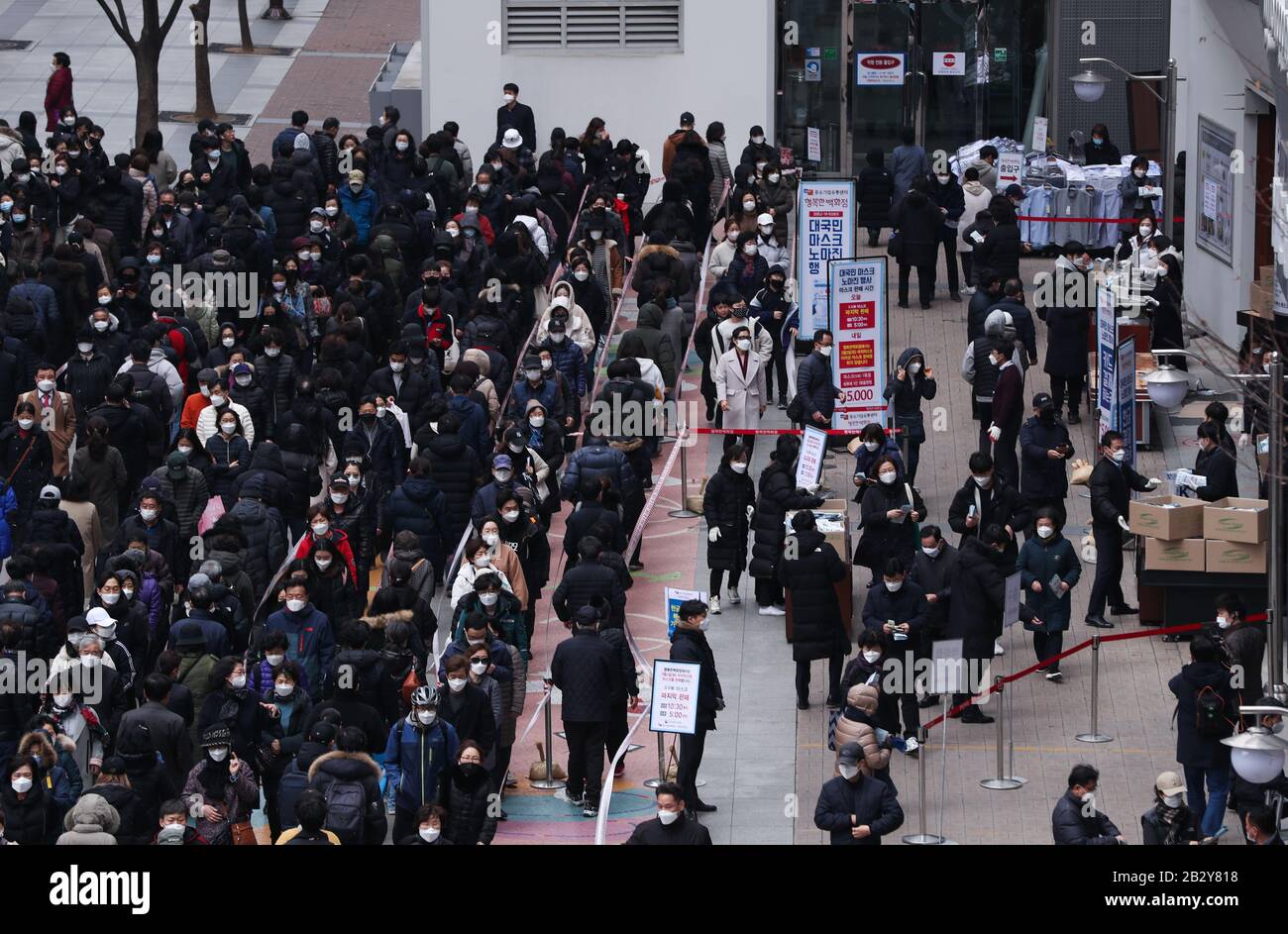 Pechino, Cina. 3rd Mar, 2020. Le persone si allineano per acquistare maschere facciali di fronte a un grande magazzino di Seoul, Corea del Sud, 3 marzo 2020, l'ultimo giorno per il negozio di vendere maschere facciali, con ogni persona autorizzata ad acquistare un massimo di cinque pezzi. La Corea del Sud ha confermato 477 altri casi del COVID-19 martedì, aumentando il numero totale di infezioni a 4,812. Credito: Wang Jingqiang/Xinhua/Alamy Live News Foto Stock