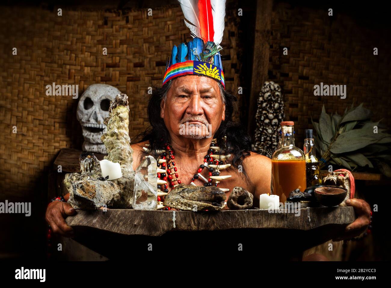 Shaman In Amazzonia Ecuadoriana Durante Un Reale Ayahuasca Ritual Model Rilasciato Immagine Come Visto In Aprile 2015 Foto Stock