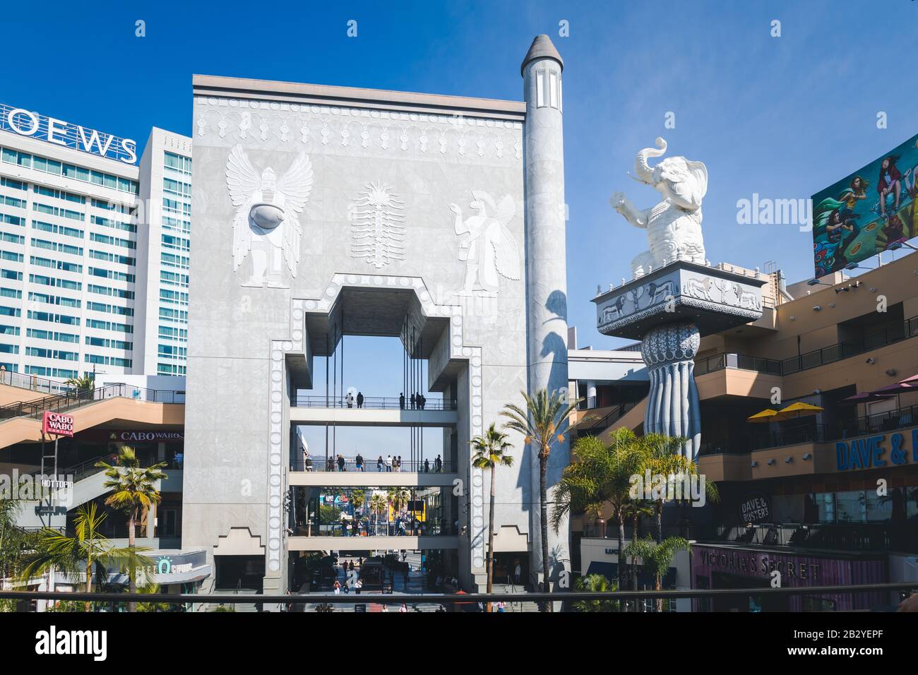 Los Angeles, California - 15 febbraio 2020 : l'Hollywood and Highland Center, che è un centro commerciale e complesso di intrattenimento a Hollywood Boule Foto Stock