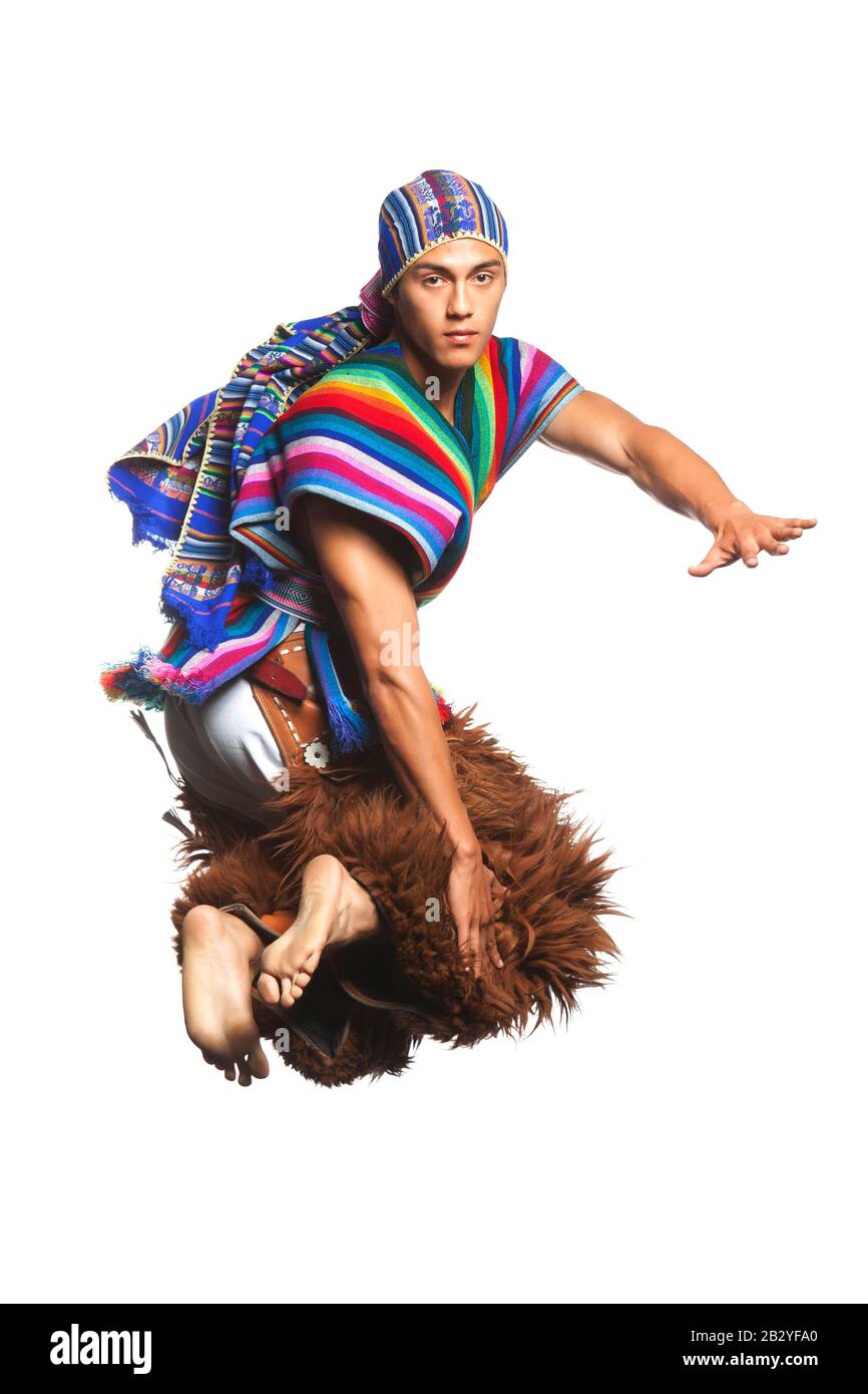 Ballerino Ecuadoriano Vestito In Abito Formale Dalle Ande Che Eseguono Un Salto Llama O Antelope Pants Studio Shot Isolato Su Bianco Foto Stock