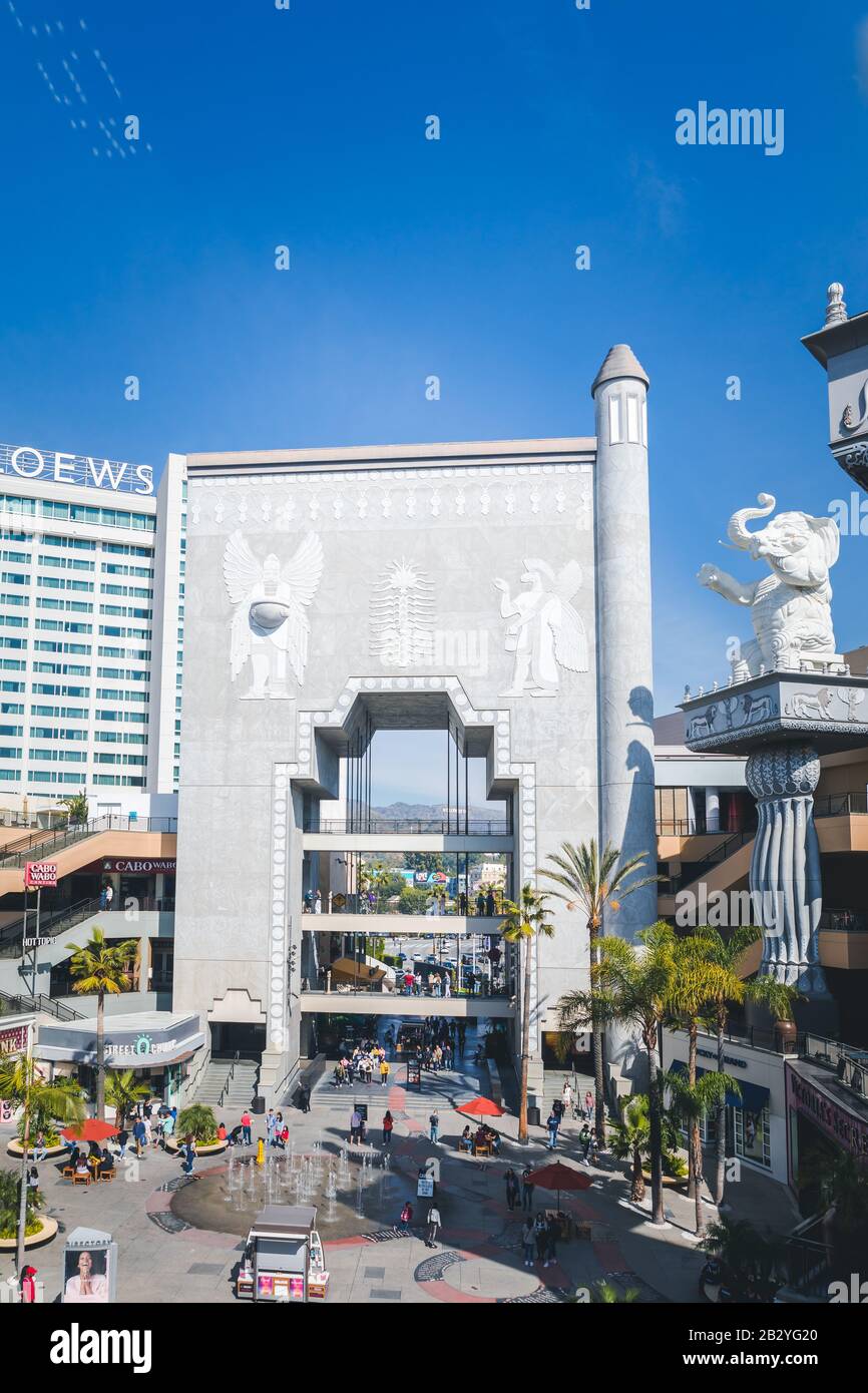 Los Angeles, California - 15 febbraio 2020 : l'Hollywood and Highland Center, che è un centro commerciale e complesso di intrattenimento a Hollywood Boule Foto Stock