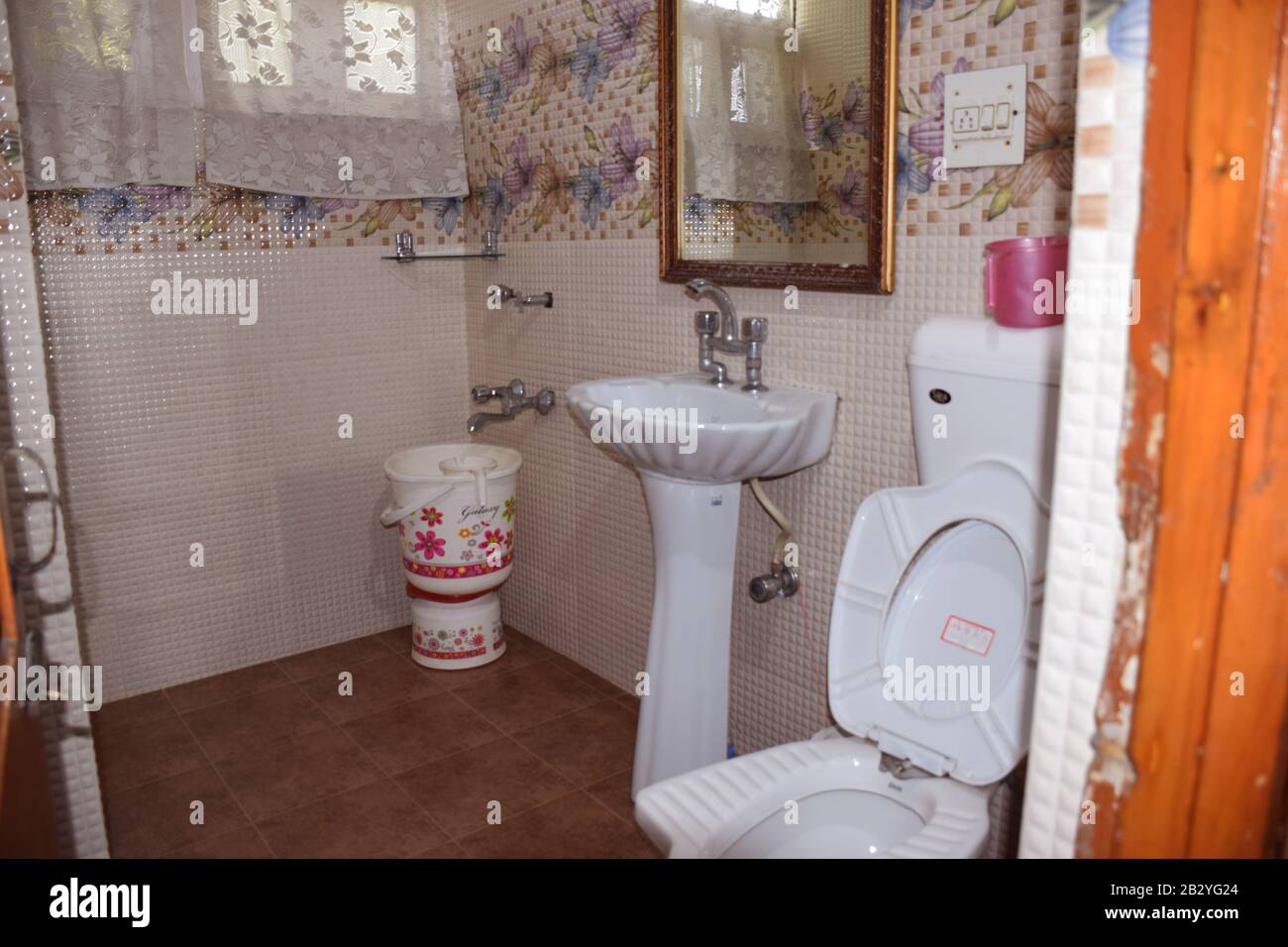 Un bagno economico in India Foto Stock