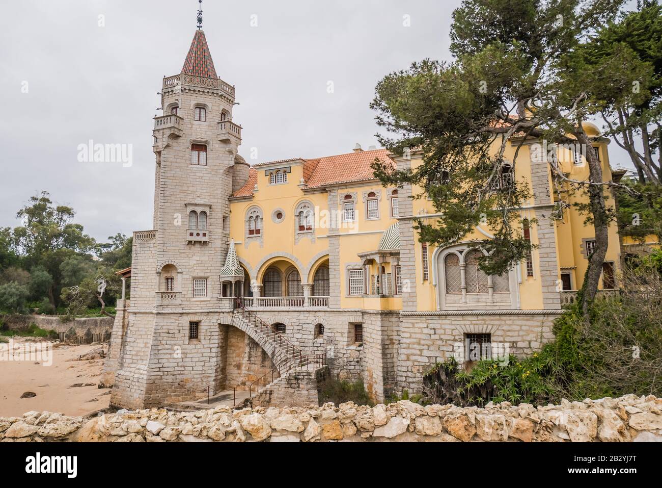 Il Museu Condes de Castro Guimaraes è un palazzo in stile revivalista costruito nel 1900, con mostre di dipinti, antichi manufatti e vecchi libri, e il suo lo Foto Stock