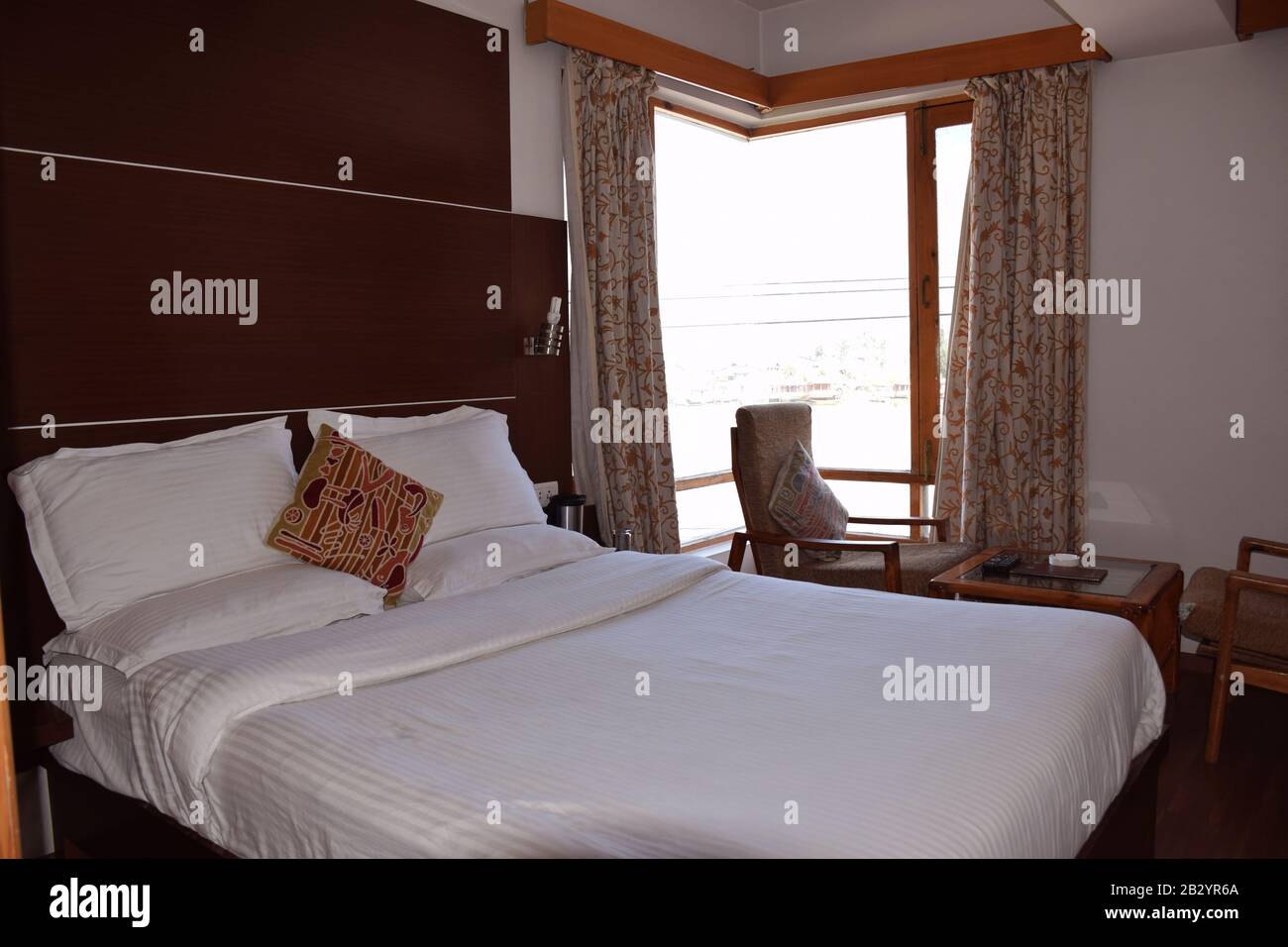 Primo piano di una camera da letto con finestre Foto Stock