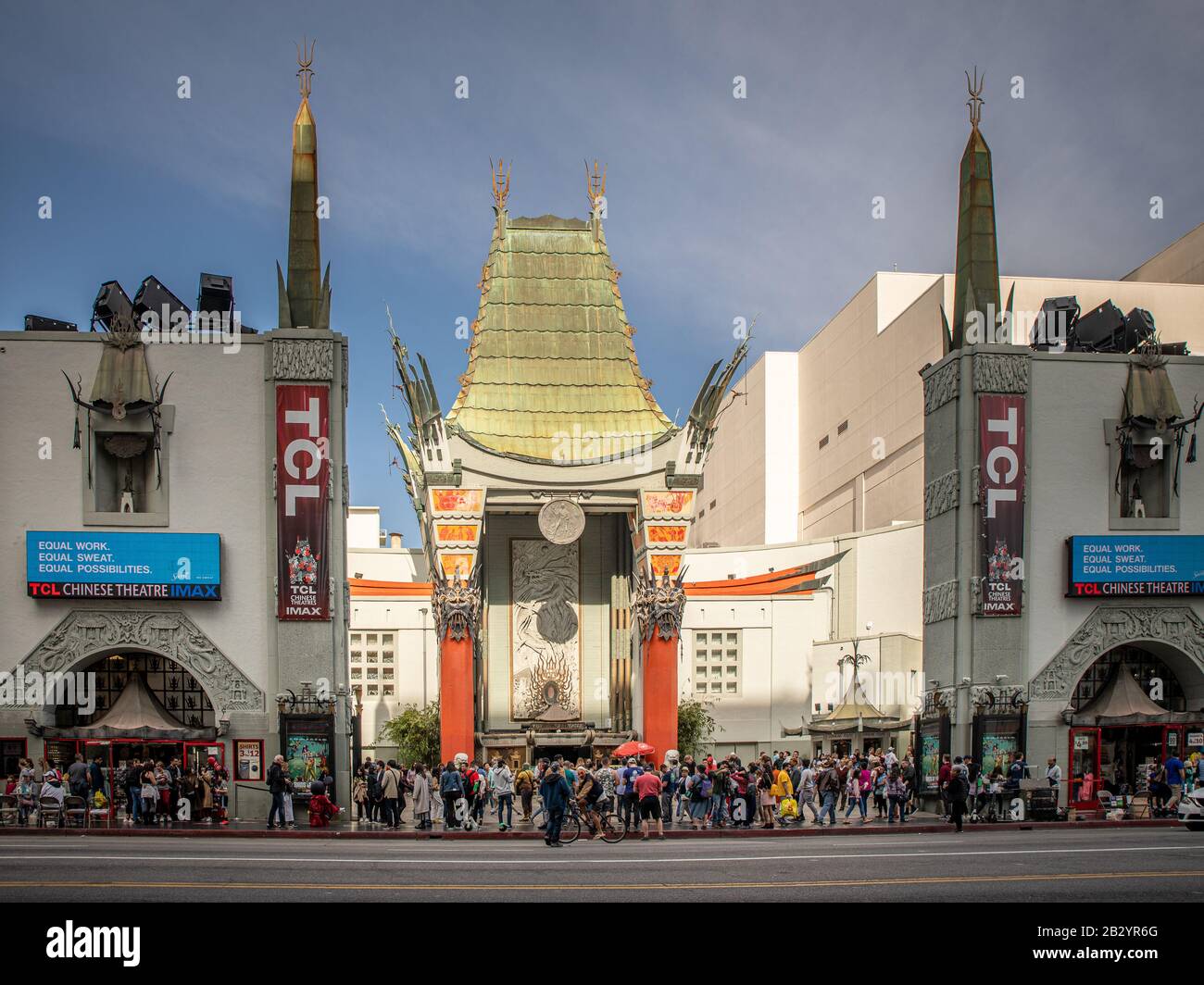 Los Angeles, California - 15 febbraio 2020 : TCL Chinese Theatre situato su Hollywood Boulevard. Il quartiere dei teatri è una famosa attrazione turistica. Foto Stock