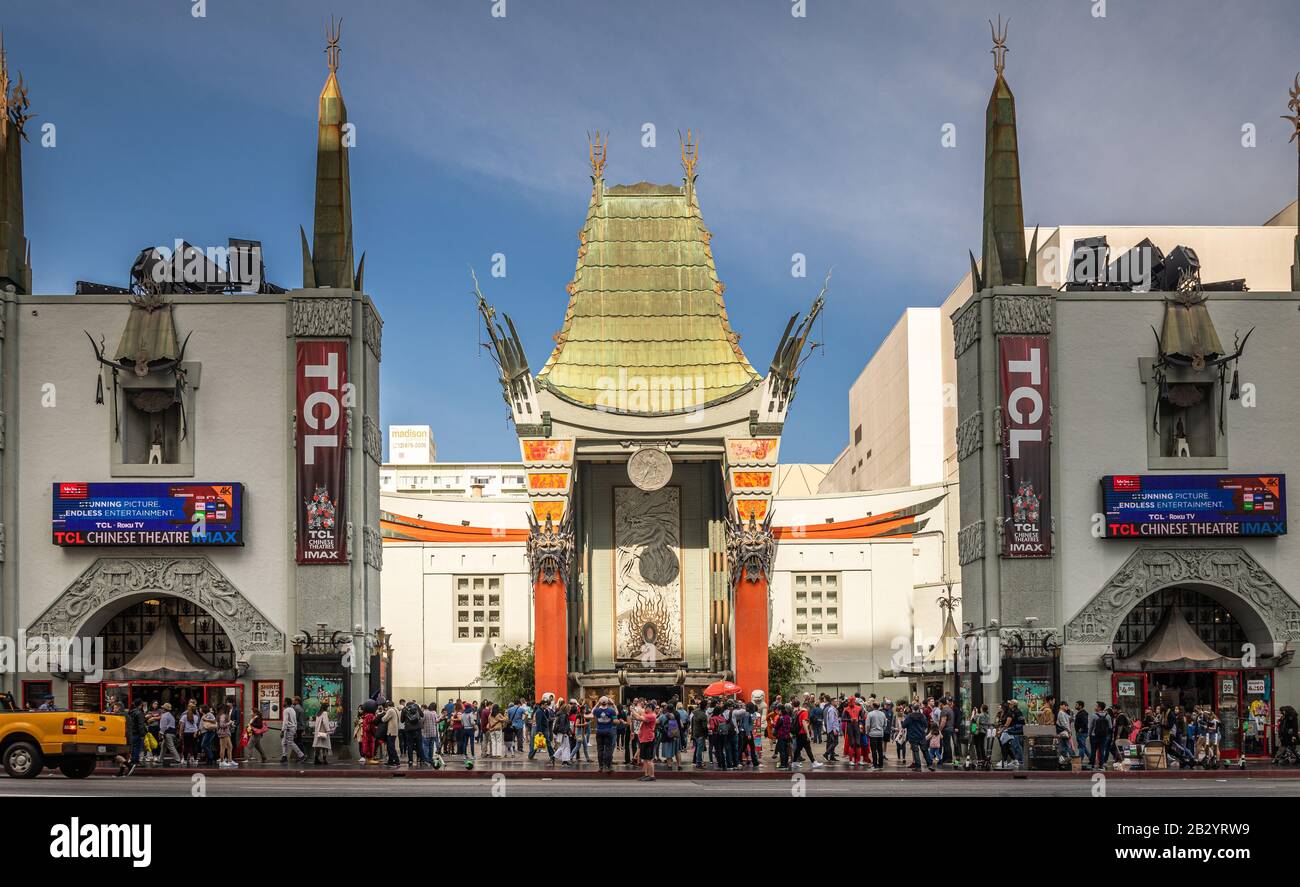Los Angeles, California - 15 febbraio 2020 : TCL Chinese Theatre situato su Hollywood Boulevard. Il quartiere dei teatri è una famosa attrazione turistica. Foto Stock