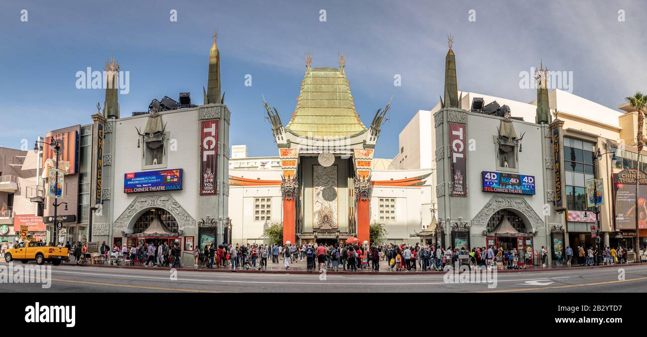 Los Angeles, California - 15 febbraio 2020 : TCL Chinese Theatre situato su Hollywood Boulevard. Il quartiere dei teatri è una famosa attrazione turistica. Foto Stock