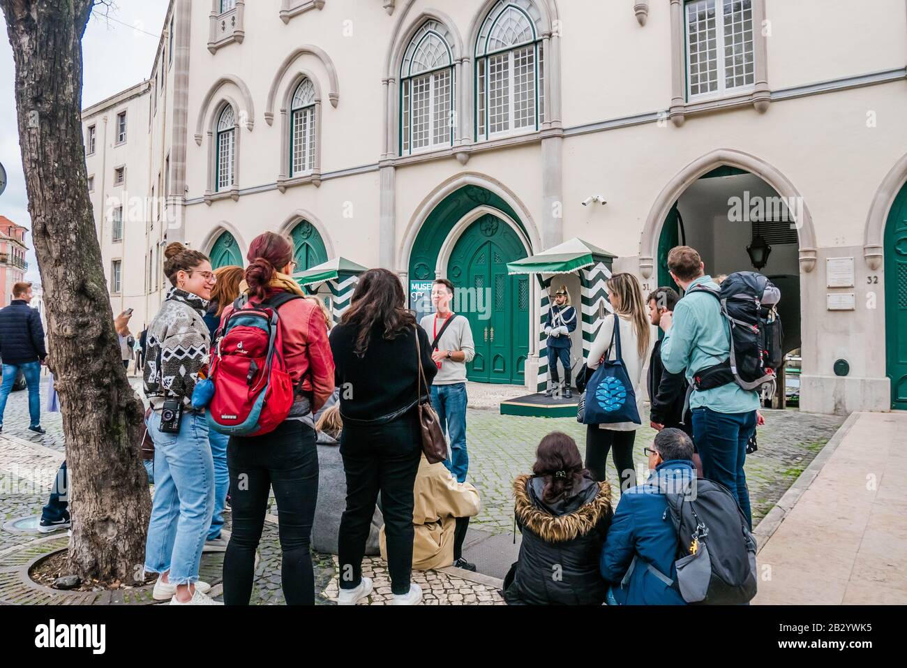Chafariz do Carmo, una piccola piazza di fronte al famoso convento di Carmo, a Lisbona Portogallo Europa Foto Stock