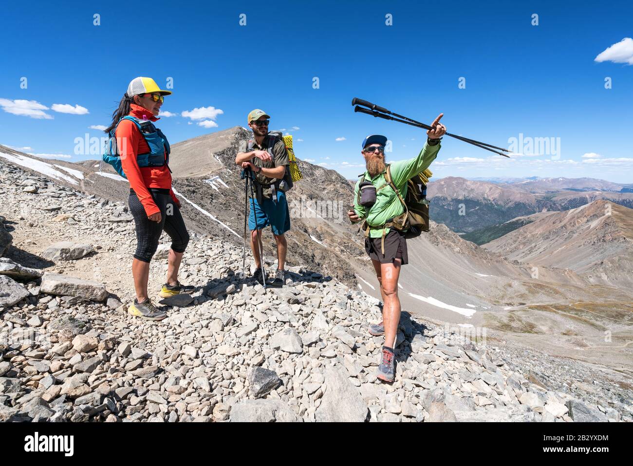 Corridore di sentiero ed escursionisti che chiacchierano alle Cime di Torreys e Grays in Colorado, Stati Uniti Foto Stock