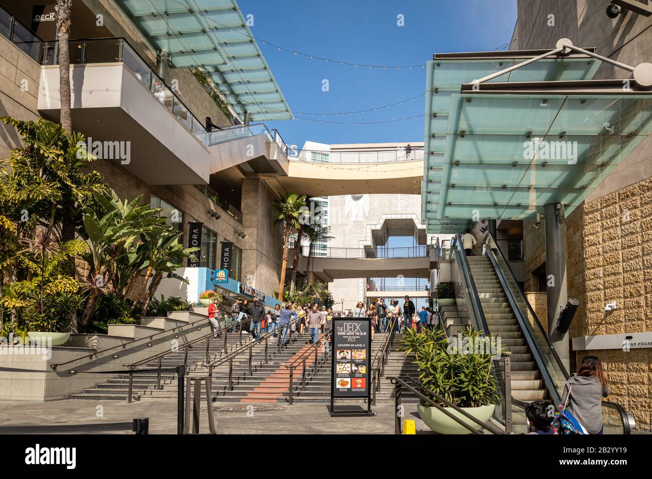 Los Angeles, California - 15 febbraio 2020 : l'Hollywood and Highland Center, che è un centro commerciale e complesso di intrattenimento a Hollywood Boule Foto Stock