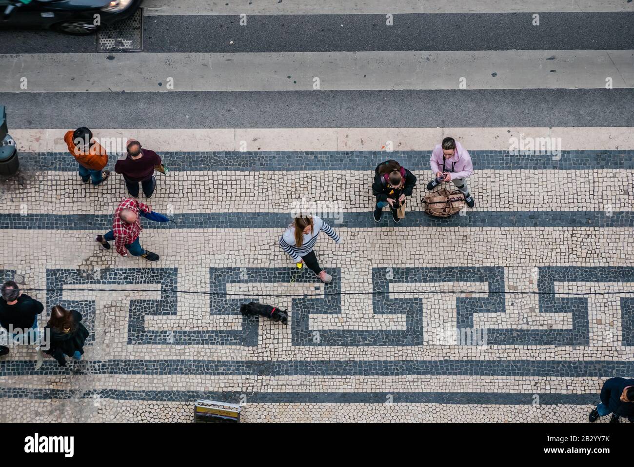 Rua do Carmo è una strada pedonale per lo shopping a Lisbona, Portogallo Foto Stock