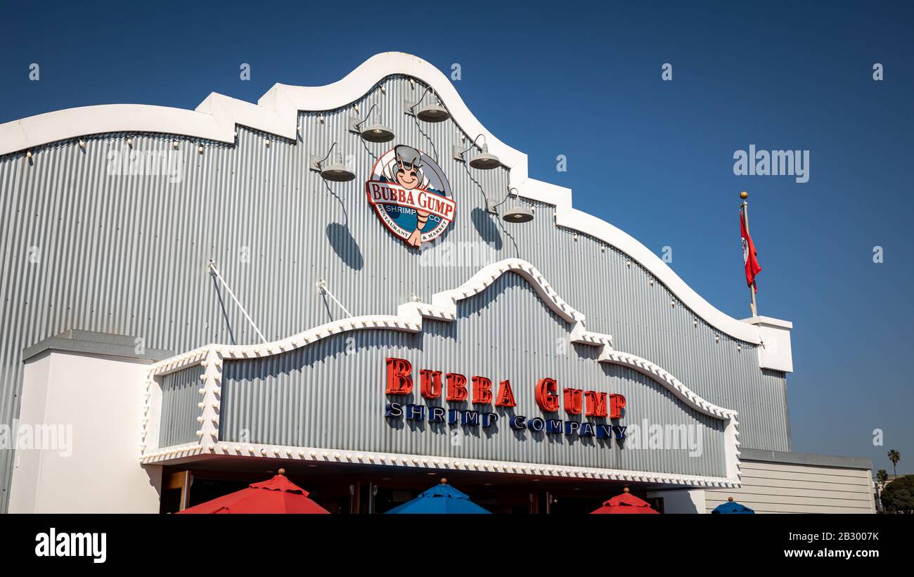 Santa Monica, California - 15 Febbraio 2020 : Bubba Gump Shrimp Company Sul Molo Di Santa Monica. Il ristorante e' famoso per essere stato presentato nell'Osca Foto Stock