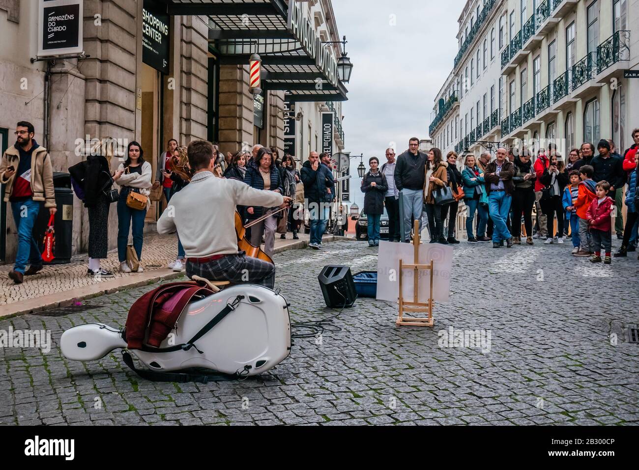 Rua do Carmo è una strada pedonale per lo shopping a Lisbona, Portogallo Foto Stock