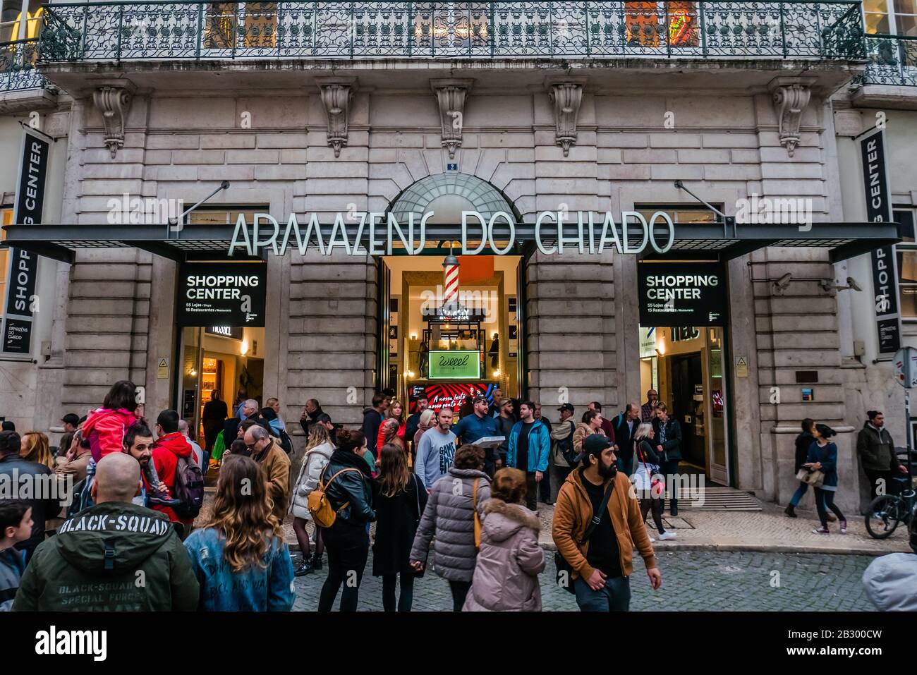 Rua do Carmo è una strada pedonale per lo shopping a Lisbona, Portogallo Foto Stock