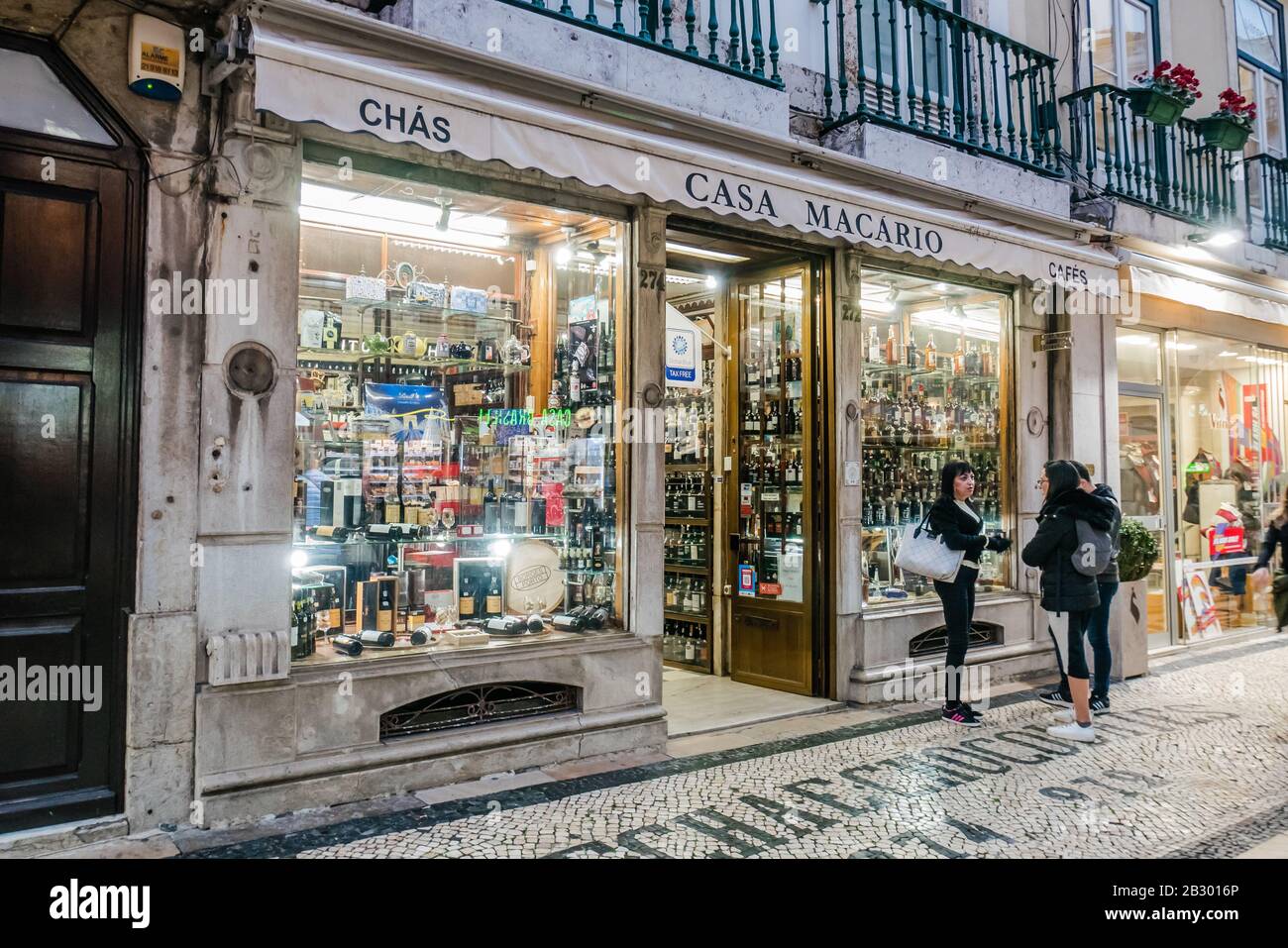 Casa Macario è un negozio d'epoca che vende liquori, vini di porto, caffè, cioccolatini e anche alcuni prodotti regionali portoghesi. È stato aperto in 1910s Foto Stock