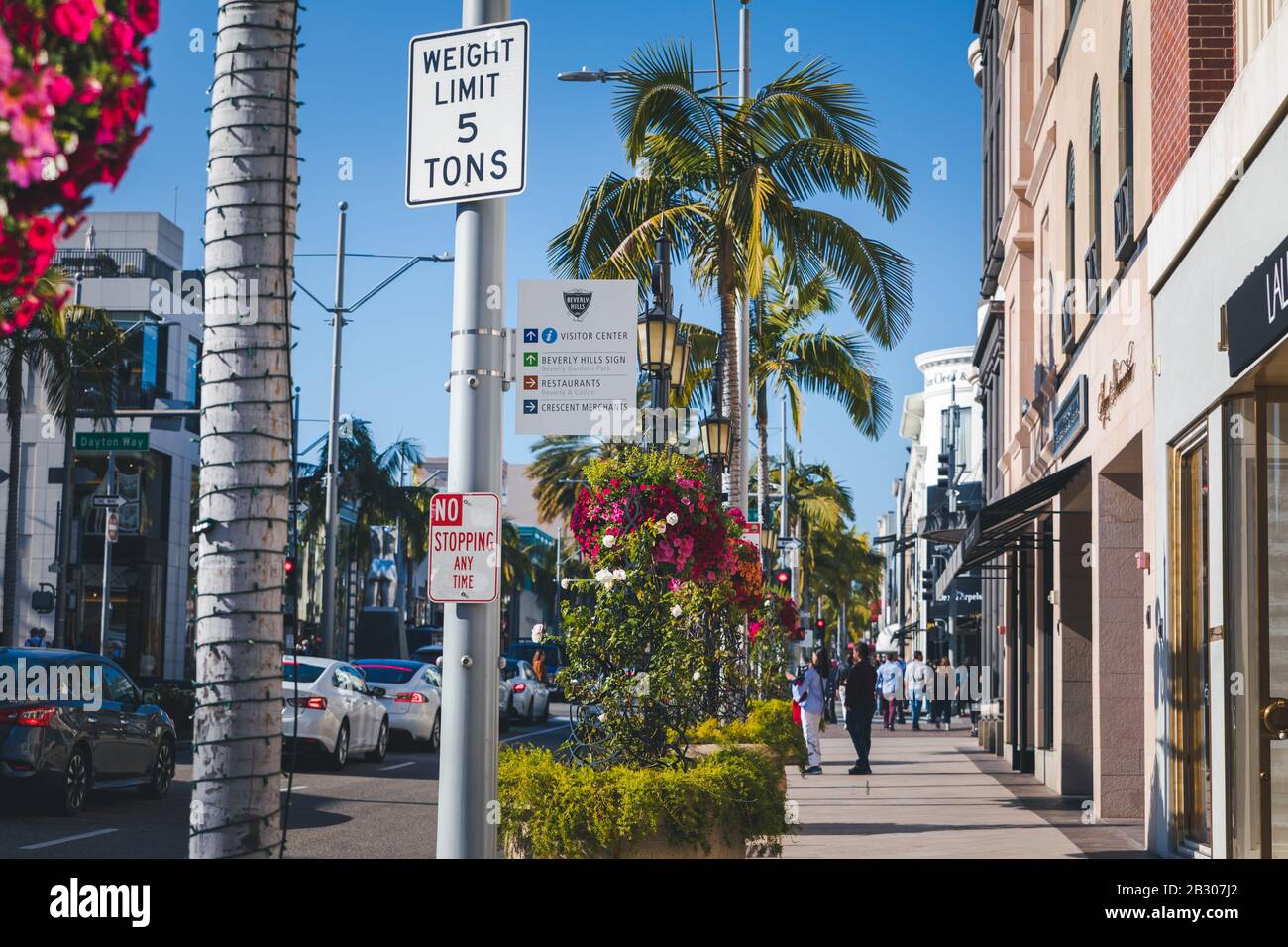 Los Angeles, California - 15 febbraio 2020 : Vista della strada alla moda Rodeo Drive a Beverly Hills. Qui si trova una famosa attrazione turistica. Foto Stock
