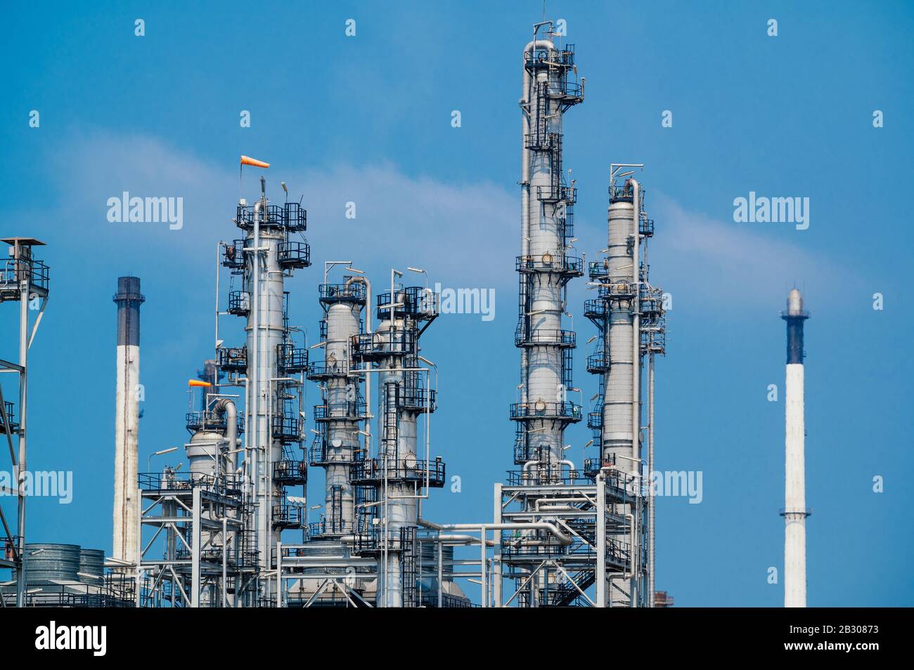 Zona Industriale,l'apparecchiatura della raffinazione del petrolio,Close-up di gasdotti industriale di un olio-impianto di raffineria,Dettaglio di oleodotto con valvole in grandi oi Foto Stock