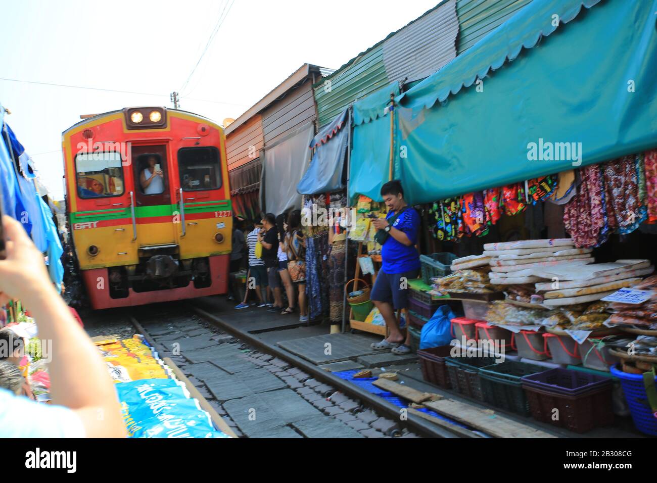 Bangkok/Thailandia -29 dicembre 2019: Mercato ferroviario Mae Klong, uno dei luoghi di visita più famosi di bangkok, costruito sulla ferrovia e sul treno Foto Stock