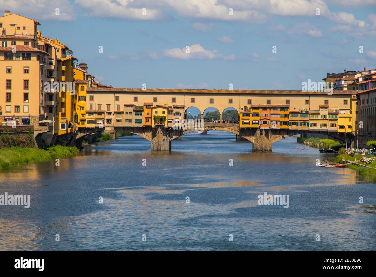 L'iconico Ponte Vecchio attraversa l'Arno a Firenze Foto Stock