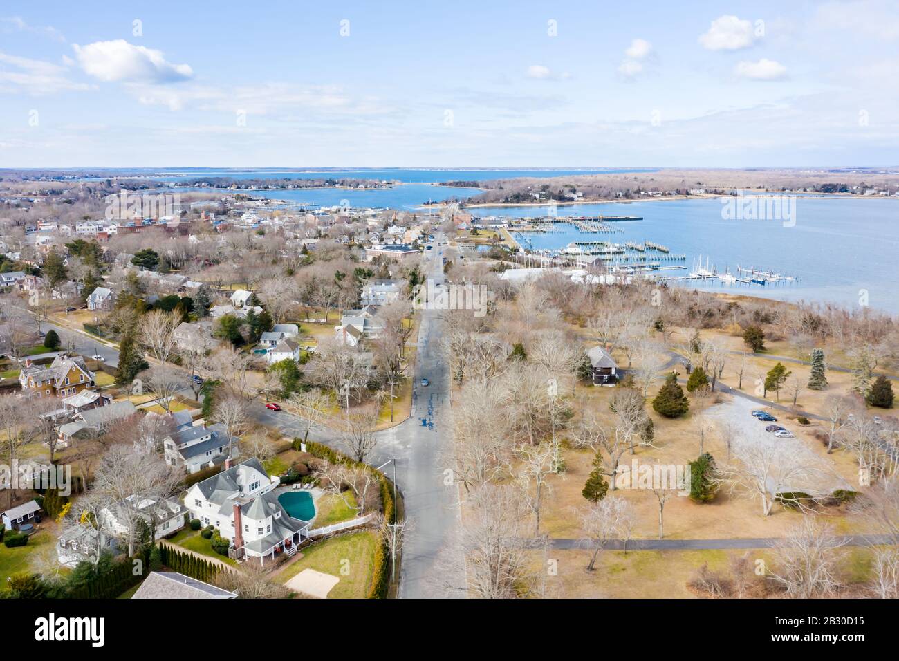Immagine del drone guardando giù Bay Street a Sag Harbor, NY Foto Stock