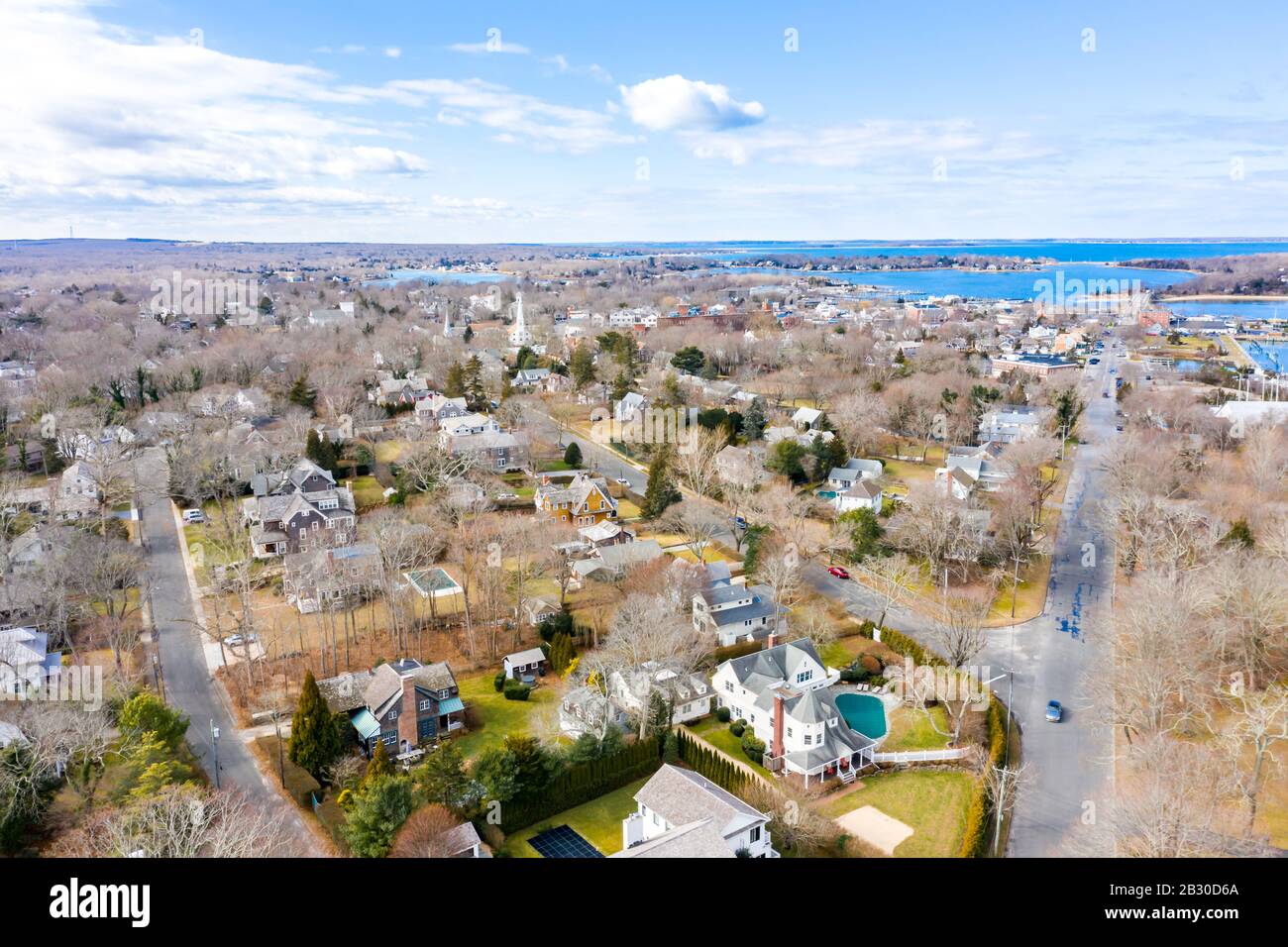 Il drone ha girato a ovest lungo Bay Street nel villaggio di Sag Harbor, NY Foto Stock