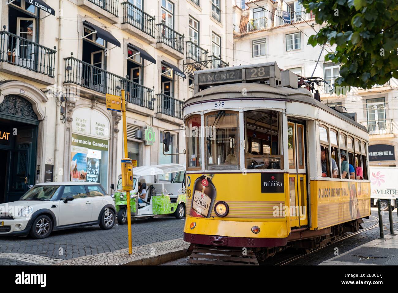 Lisbona famoso autobus giallo tour bus alla fermata Foto Stock