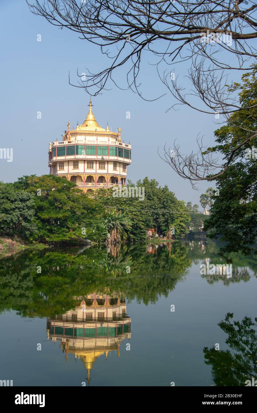 Tranquilla scena con monastero e torre riflessa in acqua ancora a ma Soe Yein Nu Kyaung monastero, Mandalay, Myanmar. Foto Stock