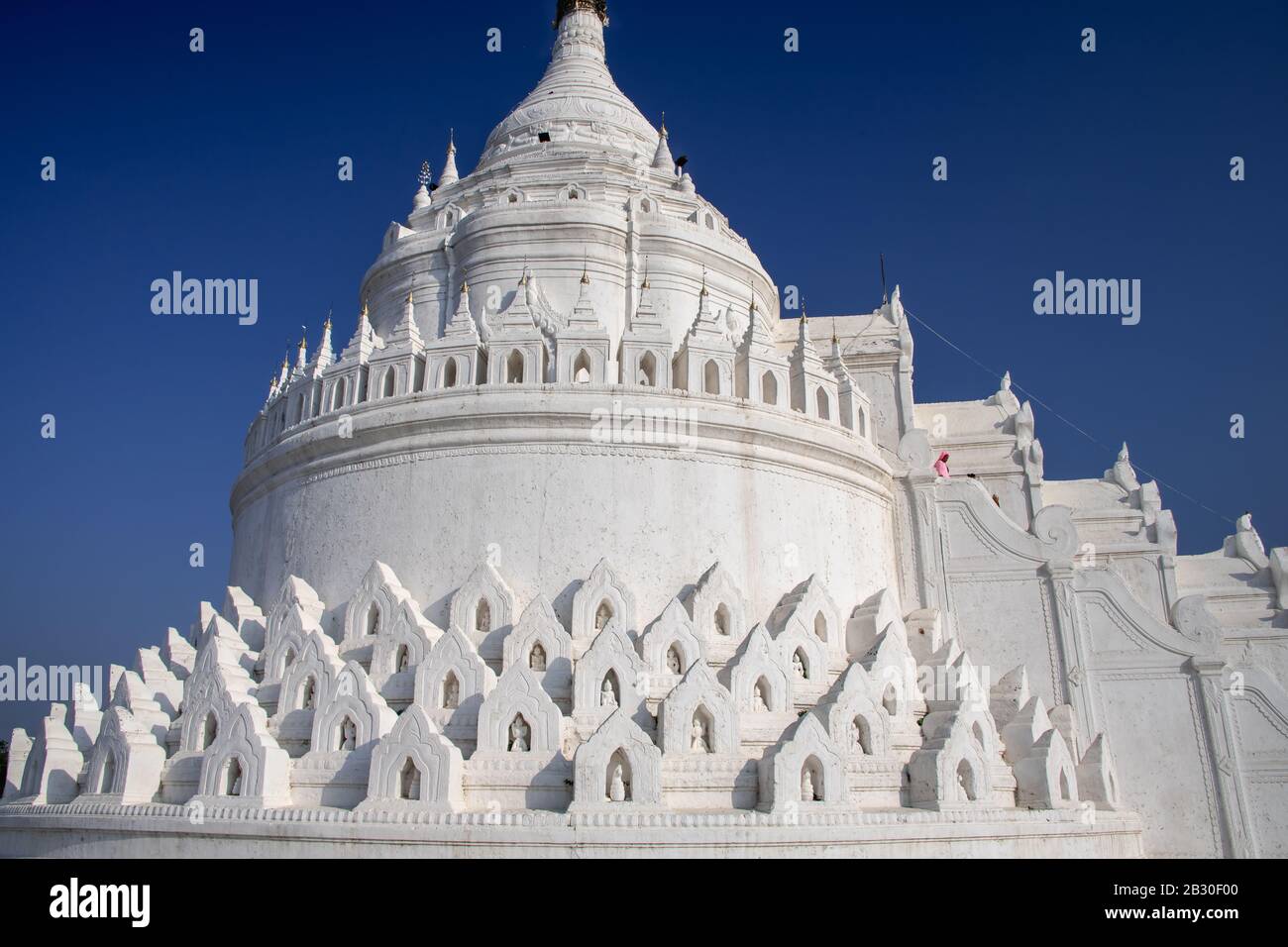 Pagoda Di Hsinbyume O Pagoda Di Mya Theindan, Mingun, Myanmar. La torre centrale e le terrazze superiori. Splendido monumento bianco sullo sfondo blu del cielo. Foto Stock