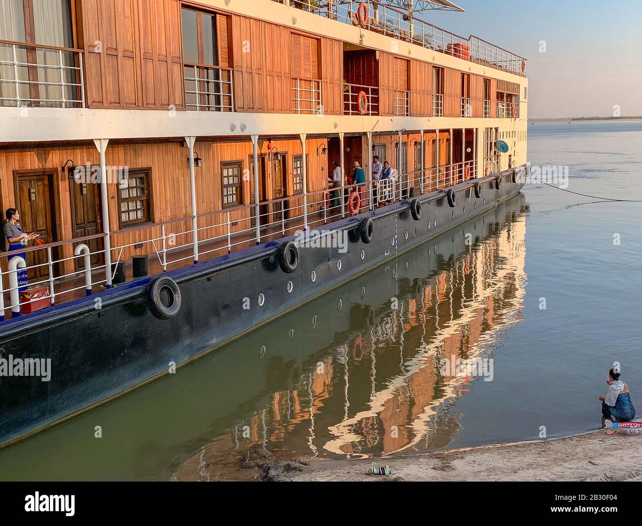 Mingun, Myanmar - Gennaio 2020: Nave da crociera sul fiume sulle rive del fiume Irrawaddy al tramonto Foto Stock