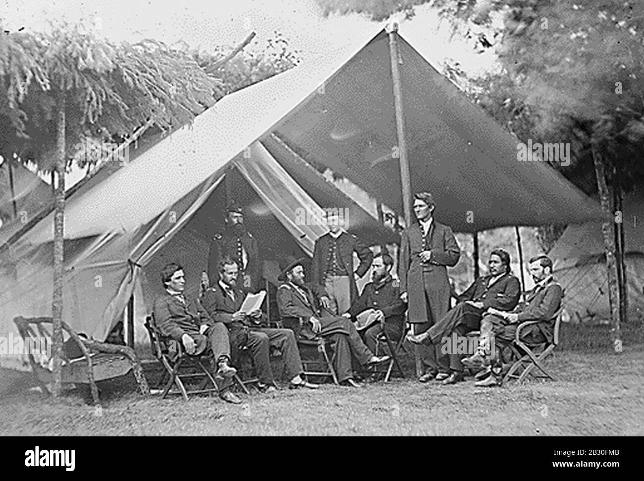 Gen. Ulysses S. Grant e personale di otto riconosciuti -- S.O.E. Babcock Col. Wm. Henry W. Janes col. Ely S. Parker Gen. Cyrus B. Comstock Capt. Peter T. Hudson col. Michael R. Morgan Gen. John A. Rawlin 0019. Foto Stock