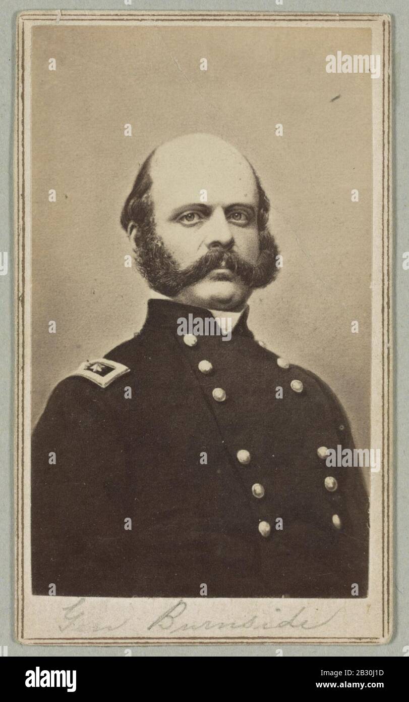 Generale Ambrose E. Burnside, ritratto testa-e-spalle, rivolto leggermente a destra, indossando uniforme militare Foto Stock