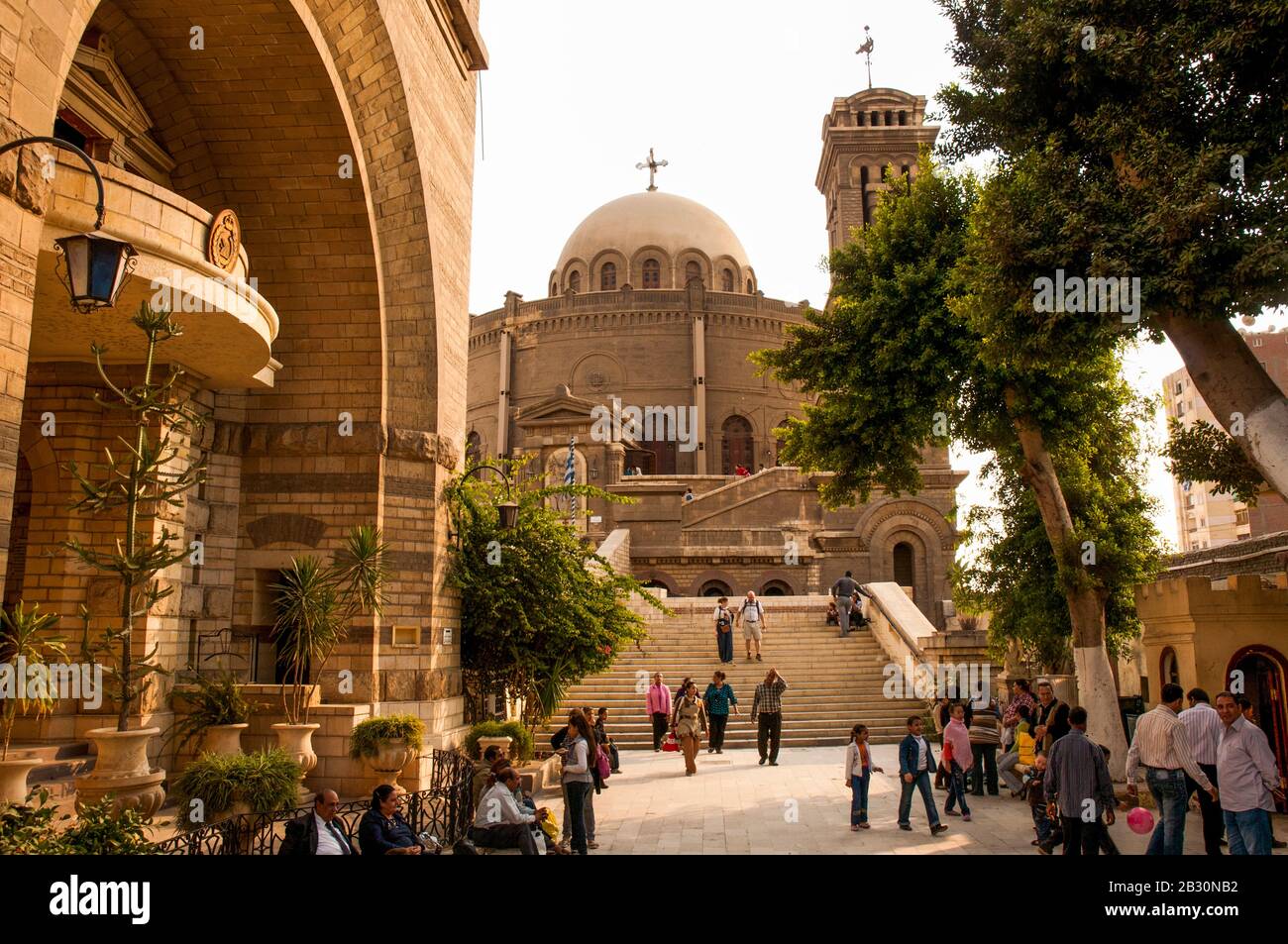 La (più grande) Chiesa di San Giorgio nel quartiere copto del Cairo Foto Stock