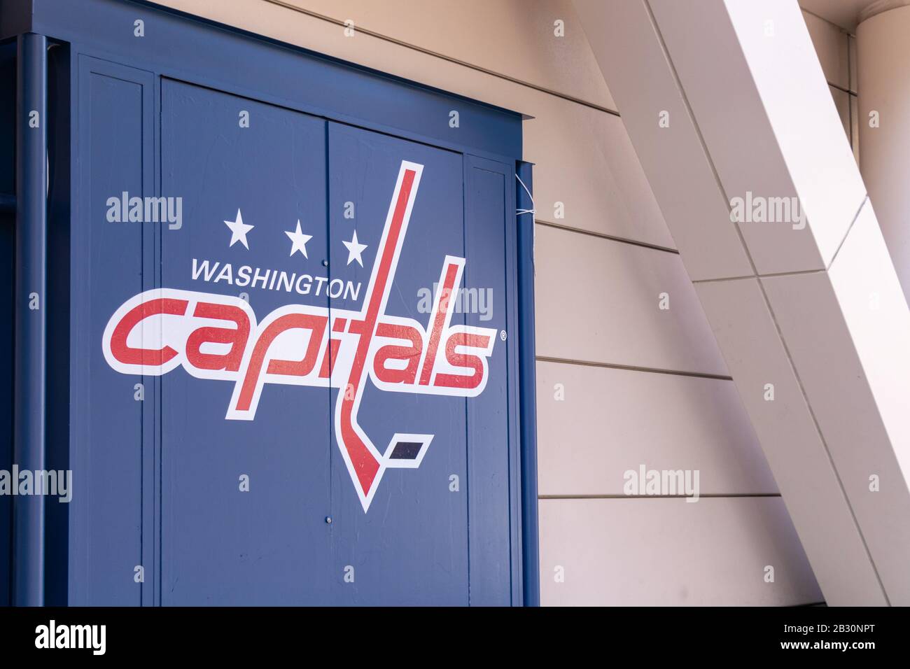 Logo Washington Capitals, sul lato della loro arena di casa Capital One Arena nel centro di D.C. Foto Stock