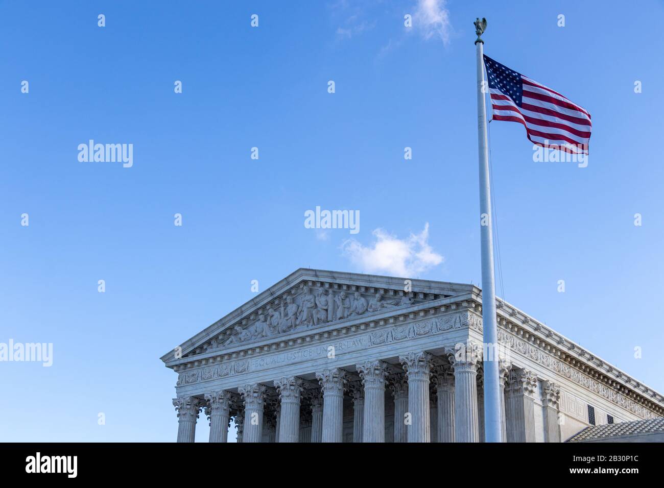 Bandiera americana che sventola davanti alla Corte Suprema degli Stati Uniti. Foto Stock