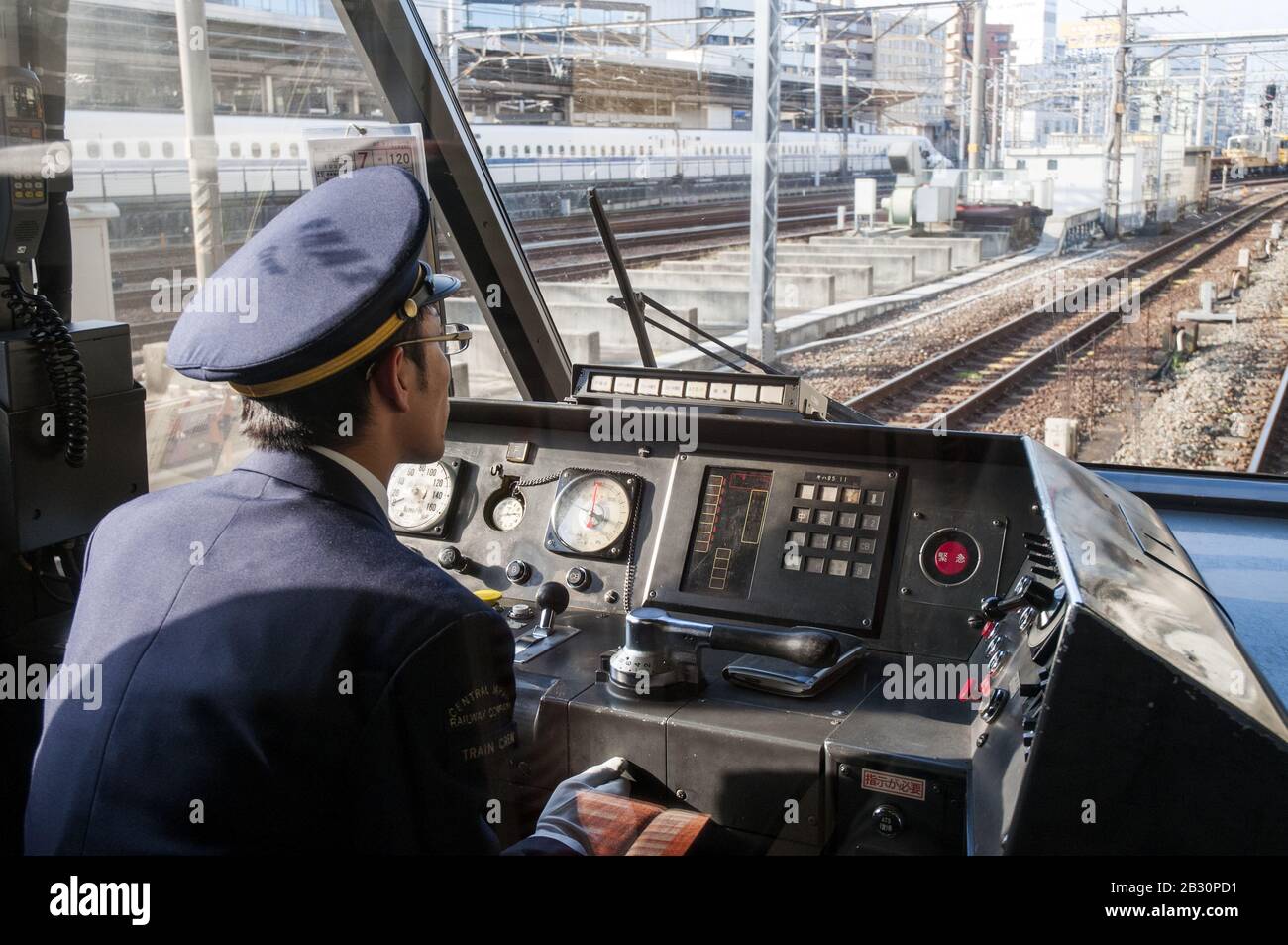 L'autista di un treno espresso limitato che parte da Nagoya, Giappone Foto Stock
