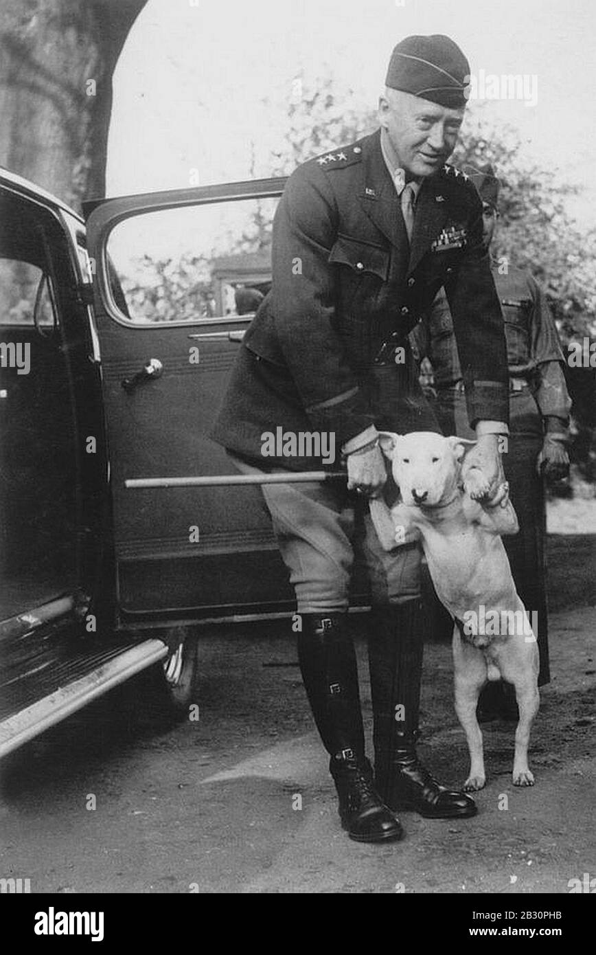 Generale Patton con il suo amato cane. Foto Stock