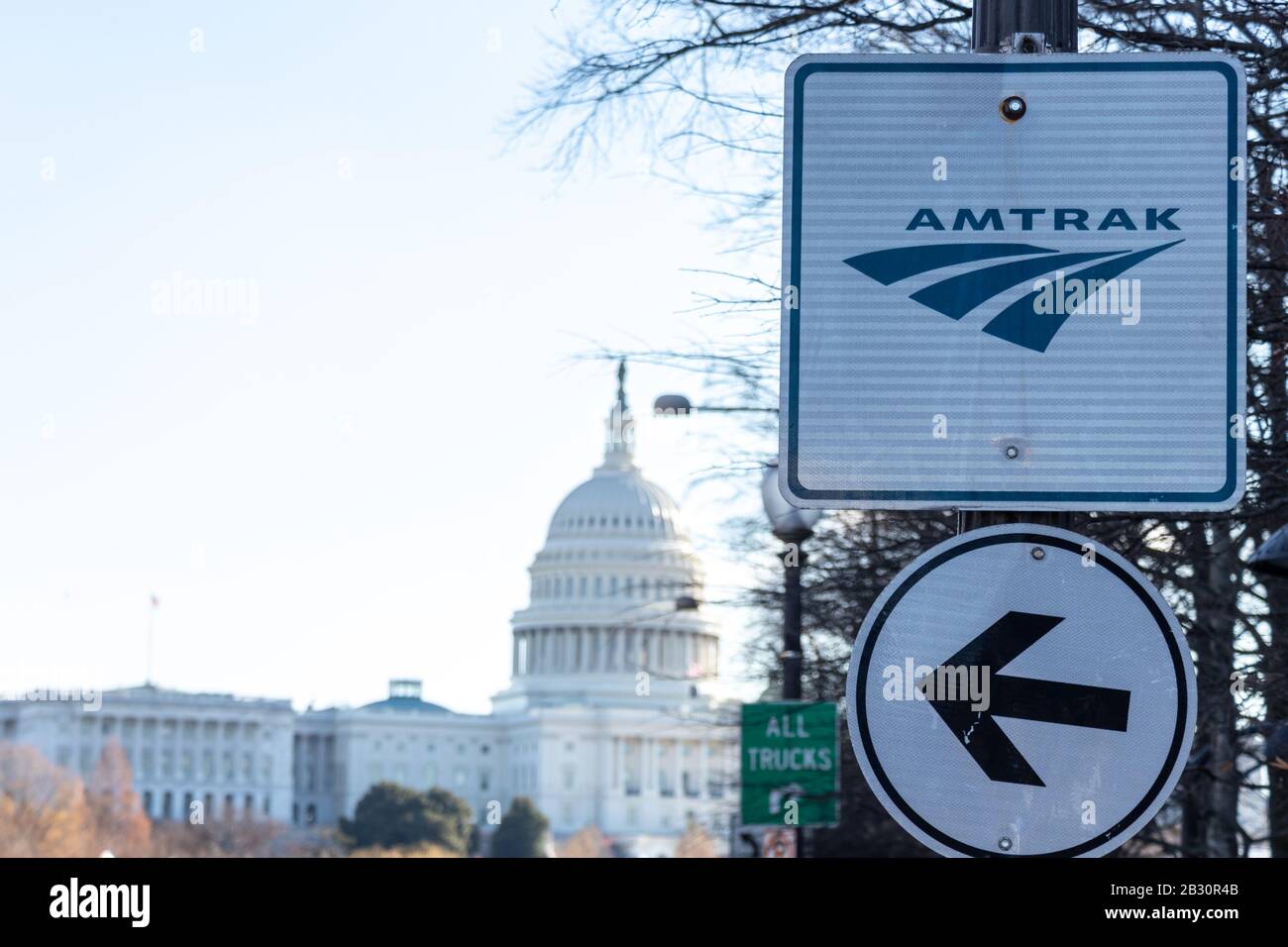 Logo Amtrak su un cartello di direzione su Pennsylvania Avenue con lo US Capital Building sullo sfondo. Foto Stock