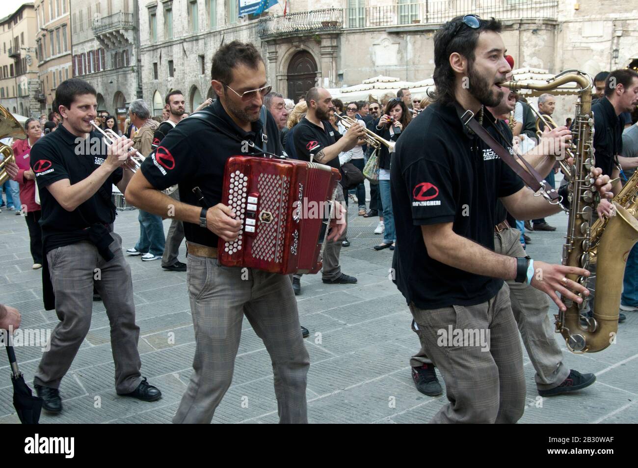 Jazz band che si esibisce in corso Vanucci, la strada principale di Perugia, Umbria, Italia Foto Stock