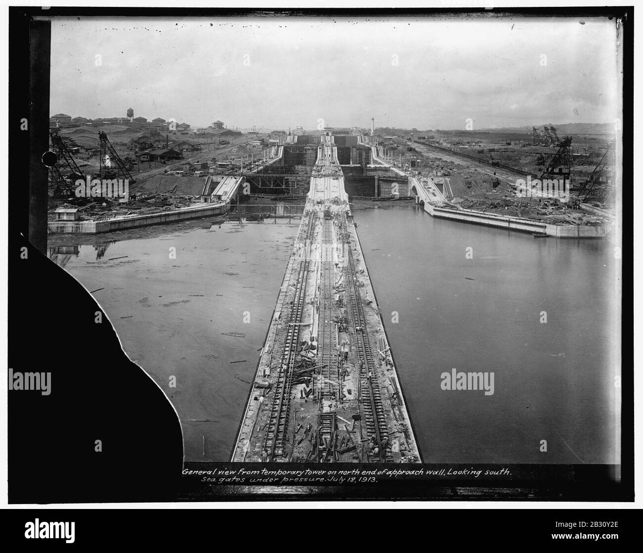 Vista generale dalla torre temporanea all'estremità nord del muro di avvicinamento. Guardando verso sud. Cancelli di mare sotto pressione, 18 luglio 1913 Foto Stock
