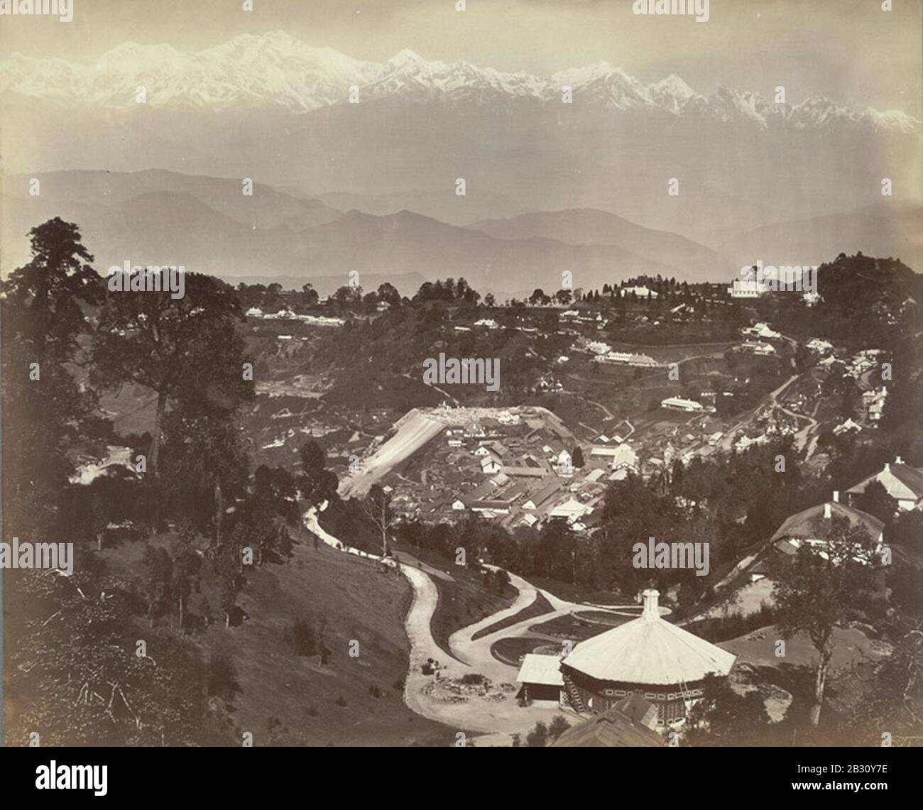 Vista generale di Darjeeling che mostra la Snowy Range a 40 miglia di distanza come visto dalla St. Paul's School (c. 1870s). Foto Stock