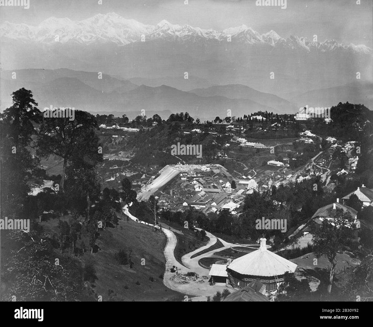 Vista generale di Darjeeling che mostra la Snowy Range a 40 miglia di distanza come visto dalla St. Paul's School Darjeeling. Foto Stock