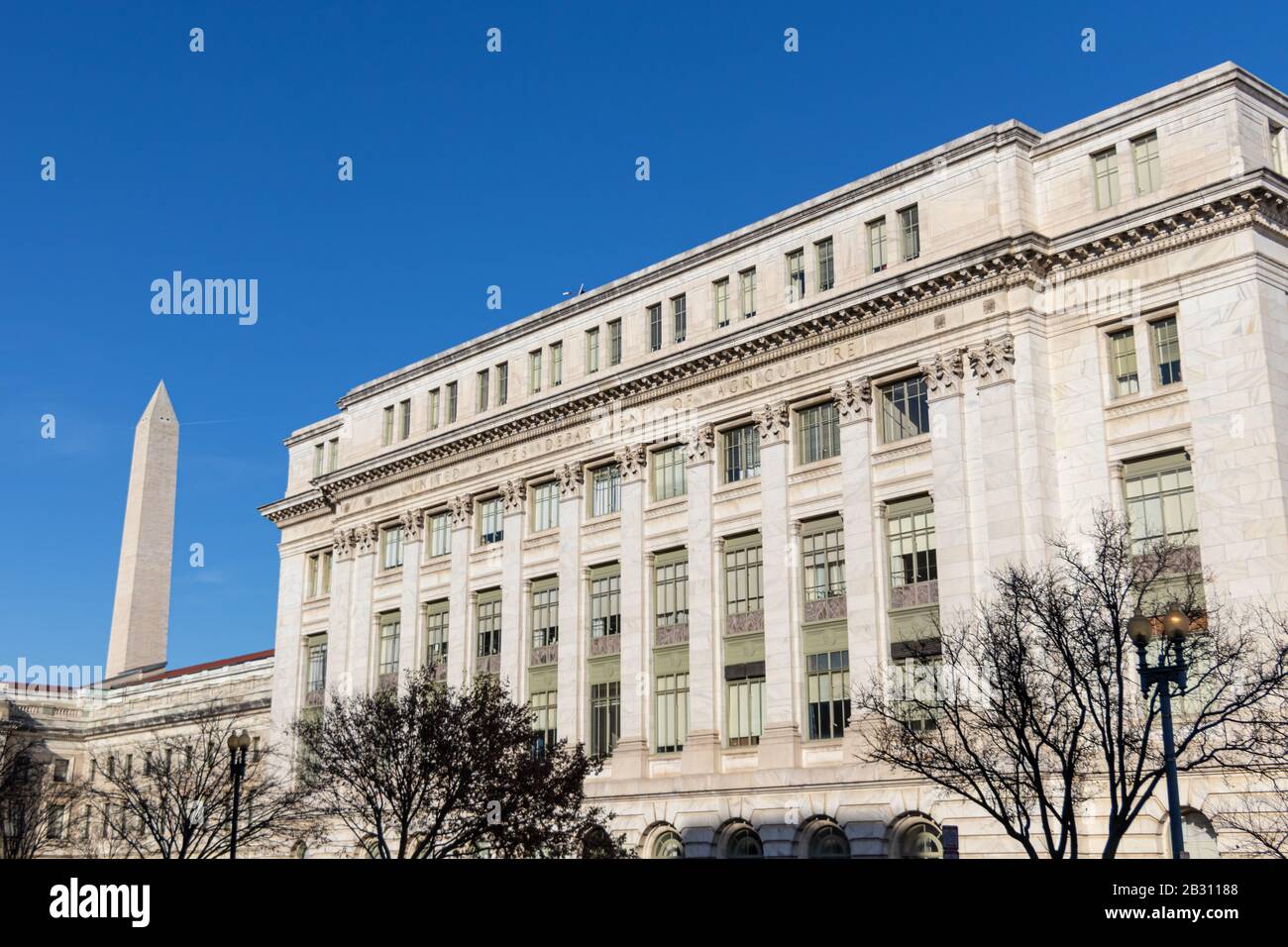Edificio del Dipartimento dell'Agricoltura degli Stati Uniti a DC con il Monumento di Washington sullo sfondo. Foto Stock