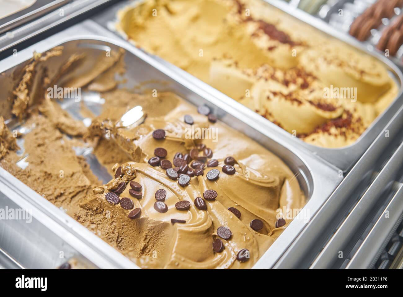 Caffè Gelato. Sapori vari gelato a Roma, Italia. Gelateria italiana. Assortimento di gelato colorato sulla vetrina caffè. Gelato naturale fresco. Foto Stock