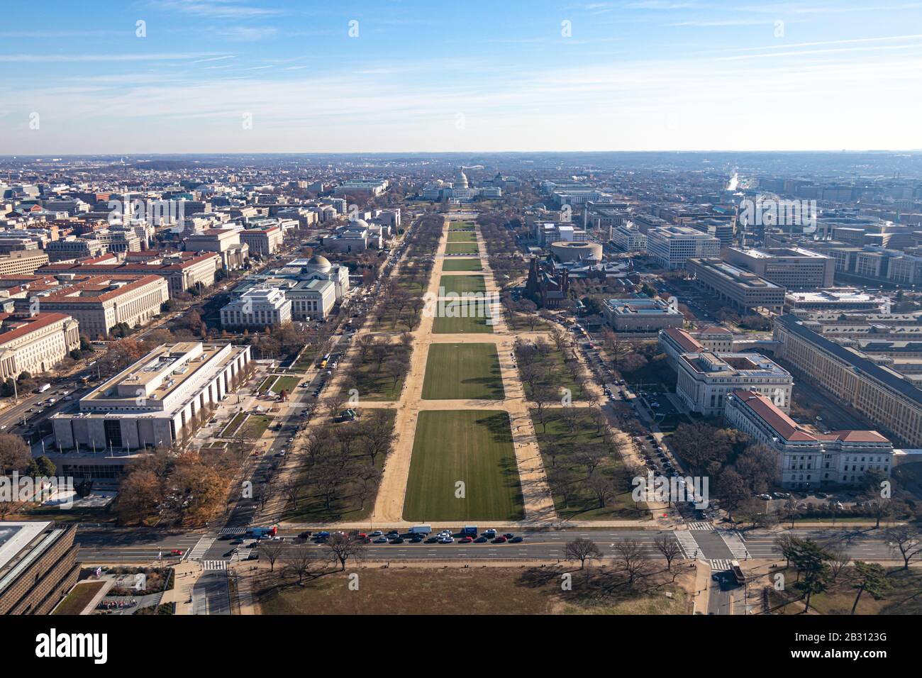 Vista dalla cima del monumento di Washington che si affaccia sul National Mall verso il Campidoglio degli Stati Uniti. Foto Stock